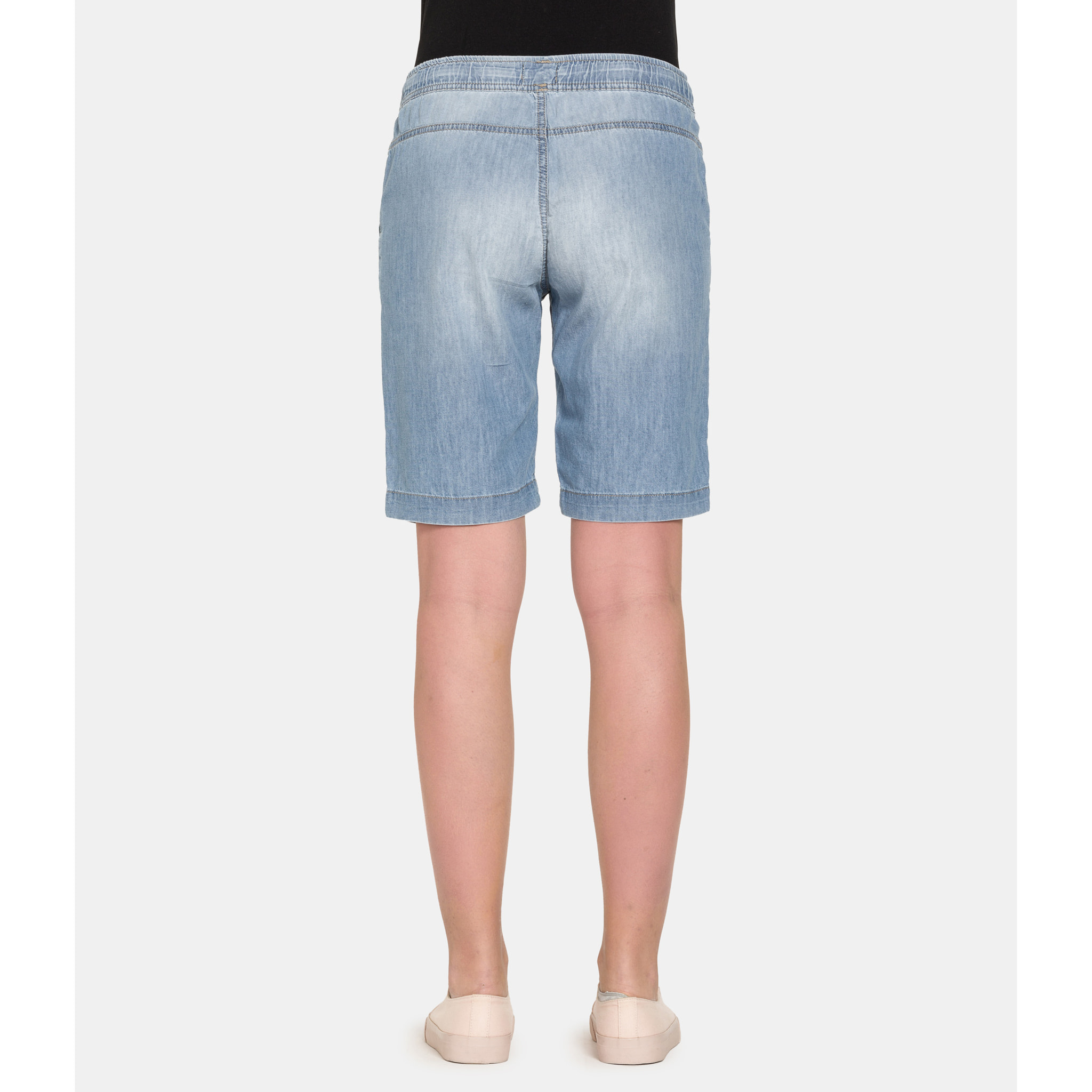 BERMUDA CON ELASTICO IN VITA E LACCETTO. Vita e gamba regolare.