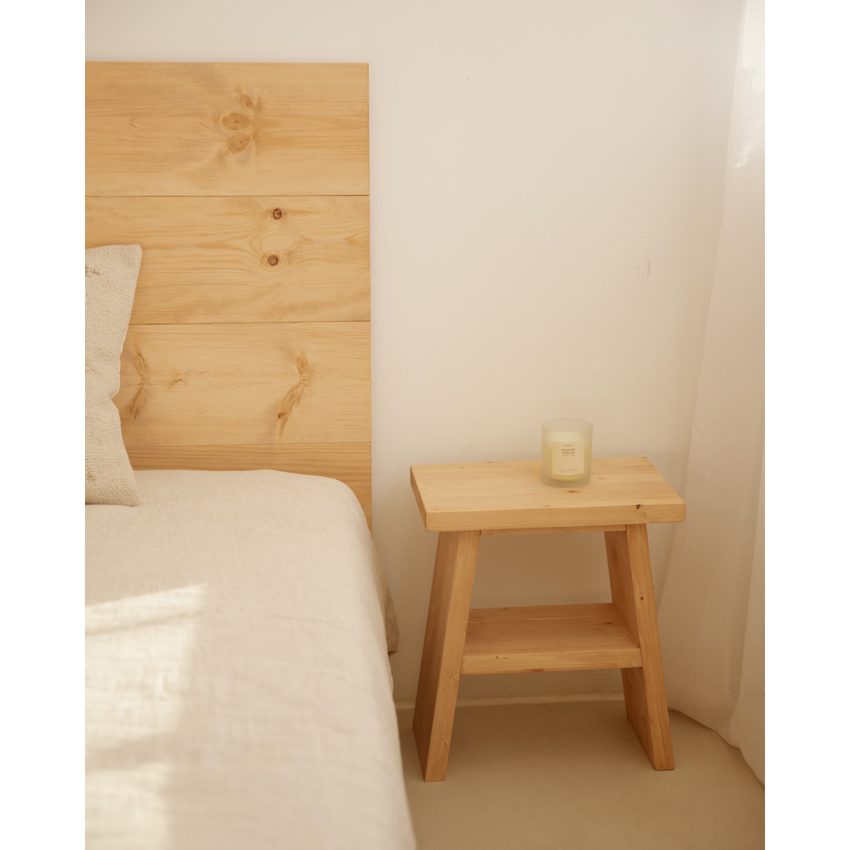 Table de chevet ou table d'appoint en bois massif ton chêne moyen 45x39cm Hauteur: 45 Longueur: 39 Largeur: 25