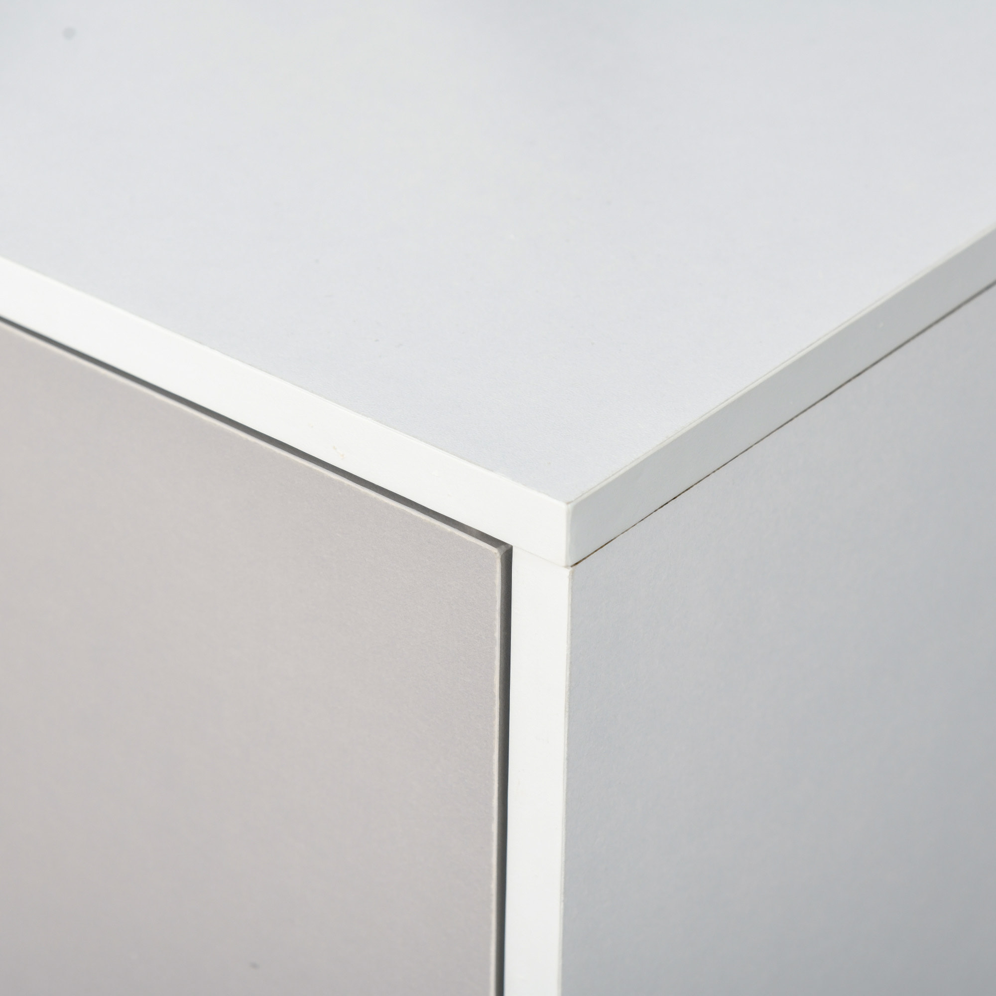 Bibliothèque meuble de rangement design scandinave 3 niches 3 portes panneaux particules blanc gris