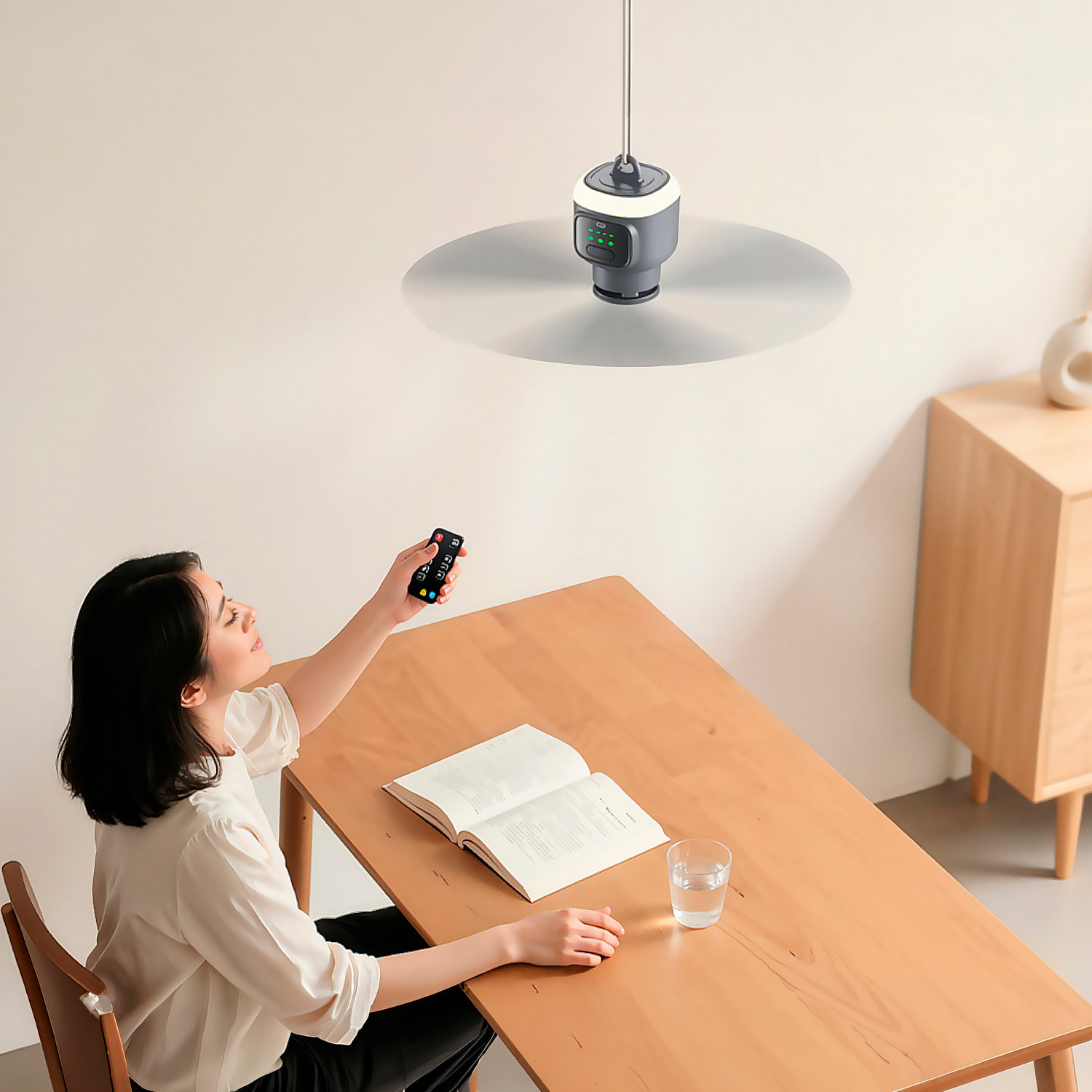 Ventilador de techo FS-6P de 45 cm. Con luz LED integrada, 4 velocidades, batería de larga duración de 12000 mAh. Incluye mando a distancia.