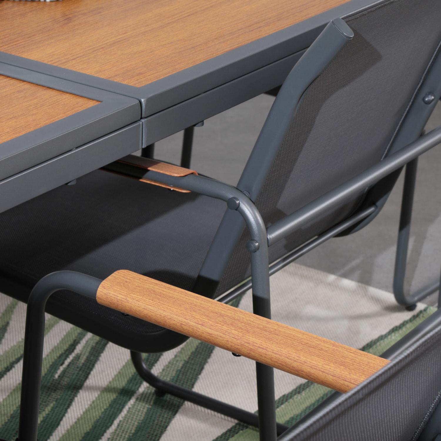 Salon de jardin 6 places anthracite et bois ALPHY