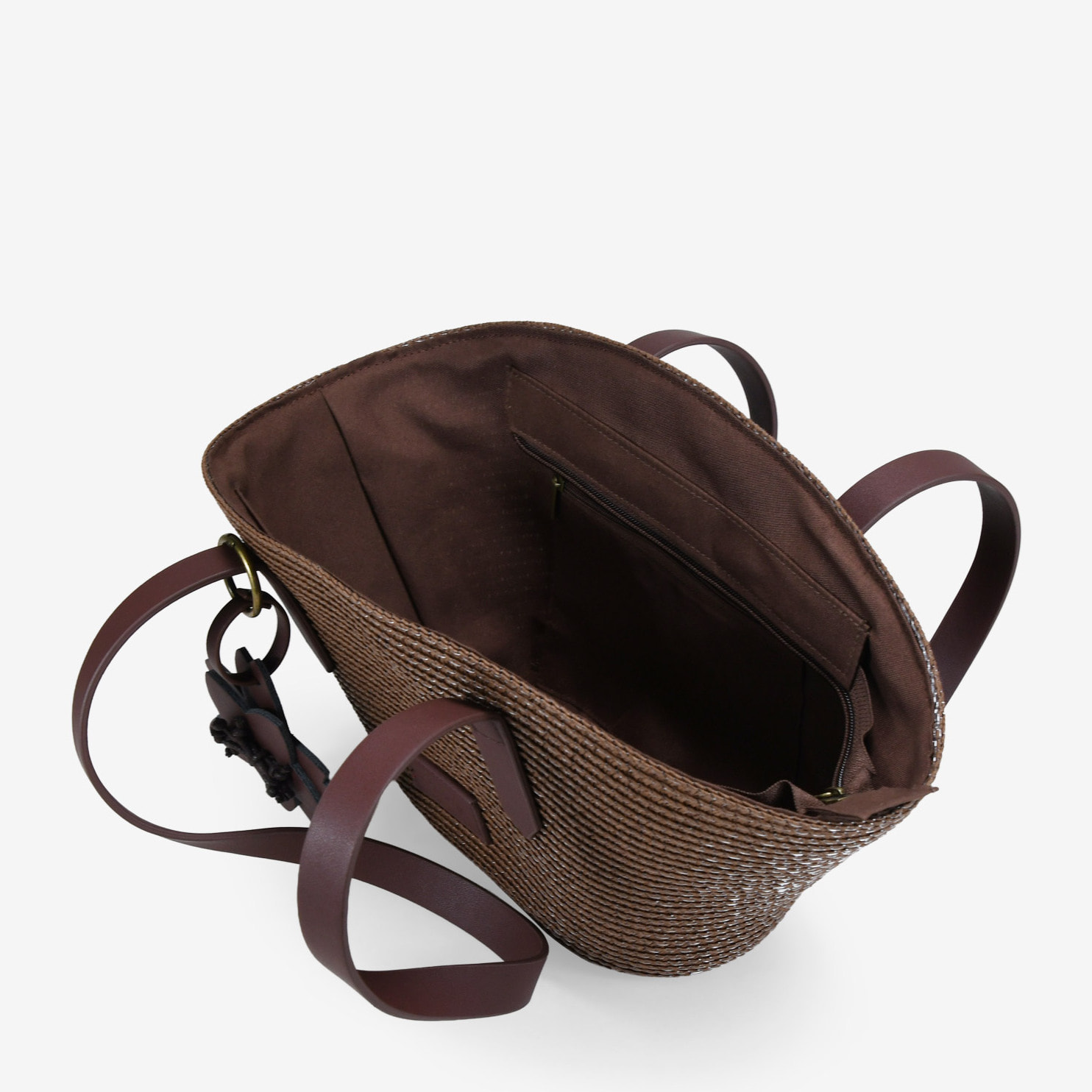 Bolso capazo marrón en rafia con charm de flor