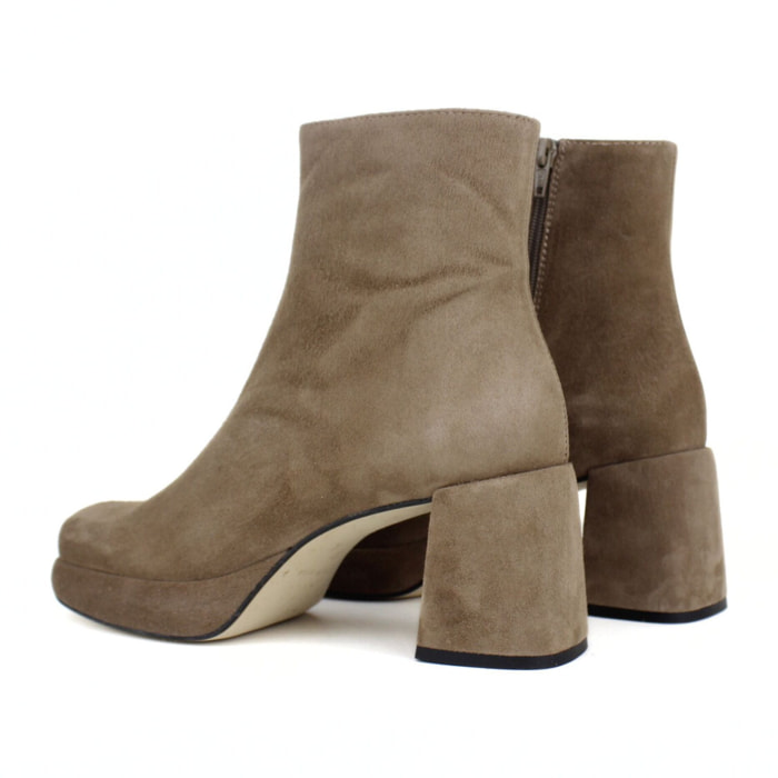 Botine marrón claro con plataforma. Tacón de 7 cm