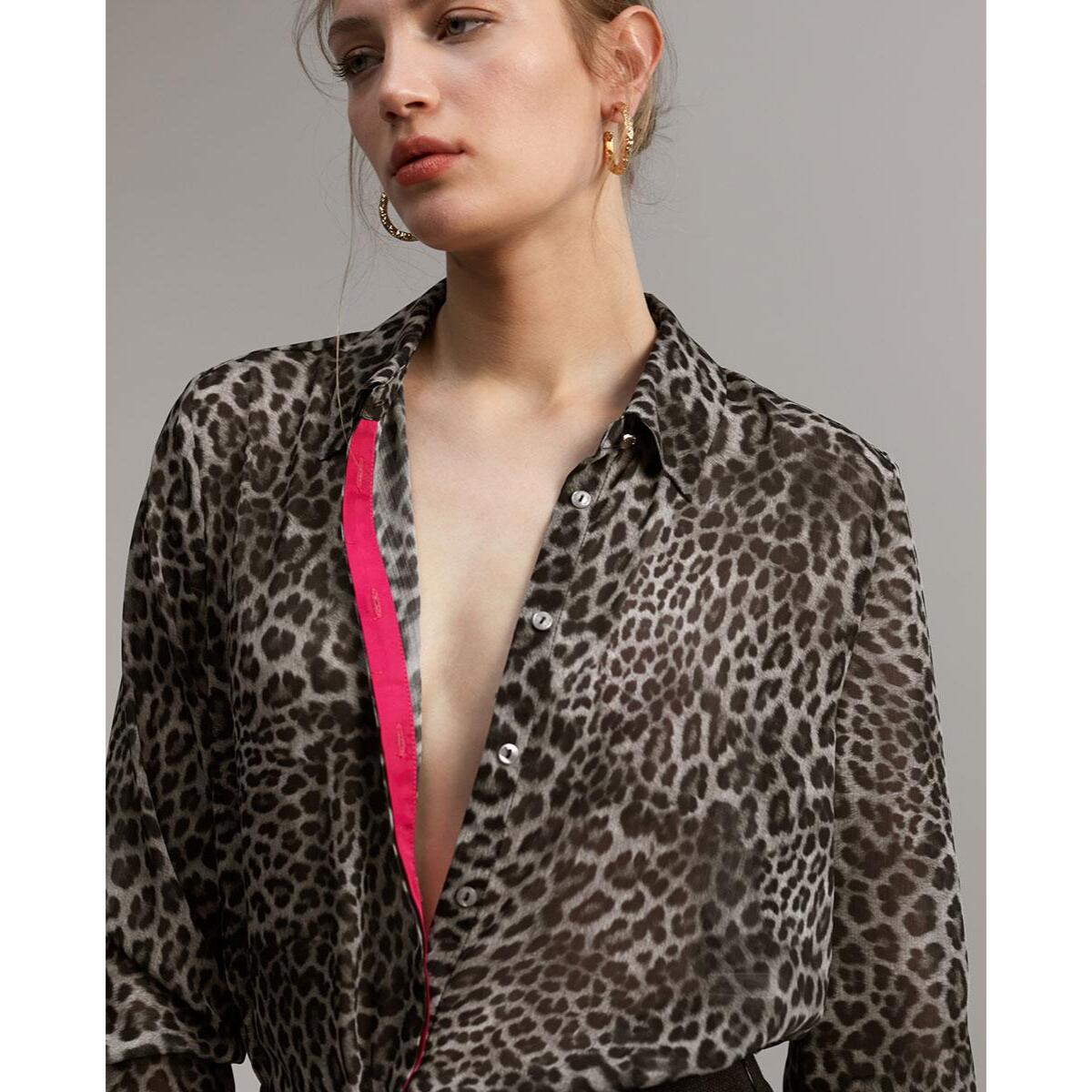Camicia semitrasparente con stampa animalier e dettagli a contrasto