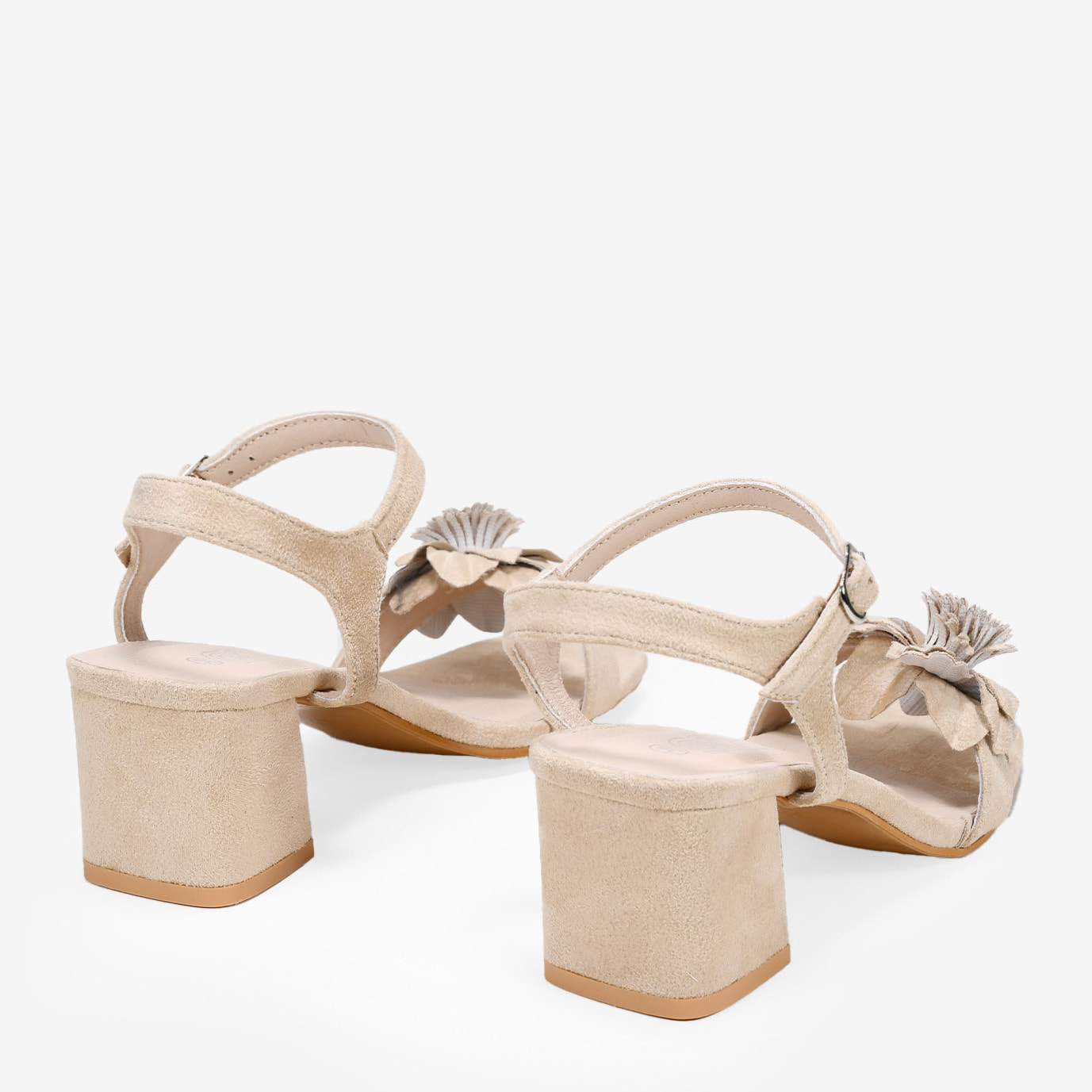 Sandalias de tacón beige con flor