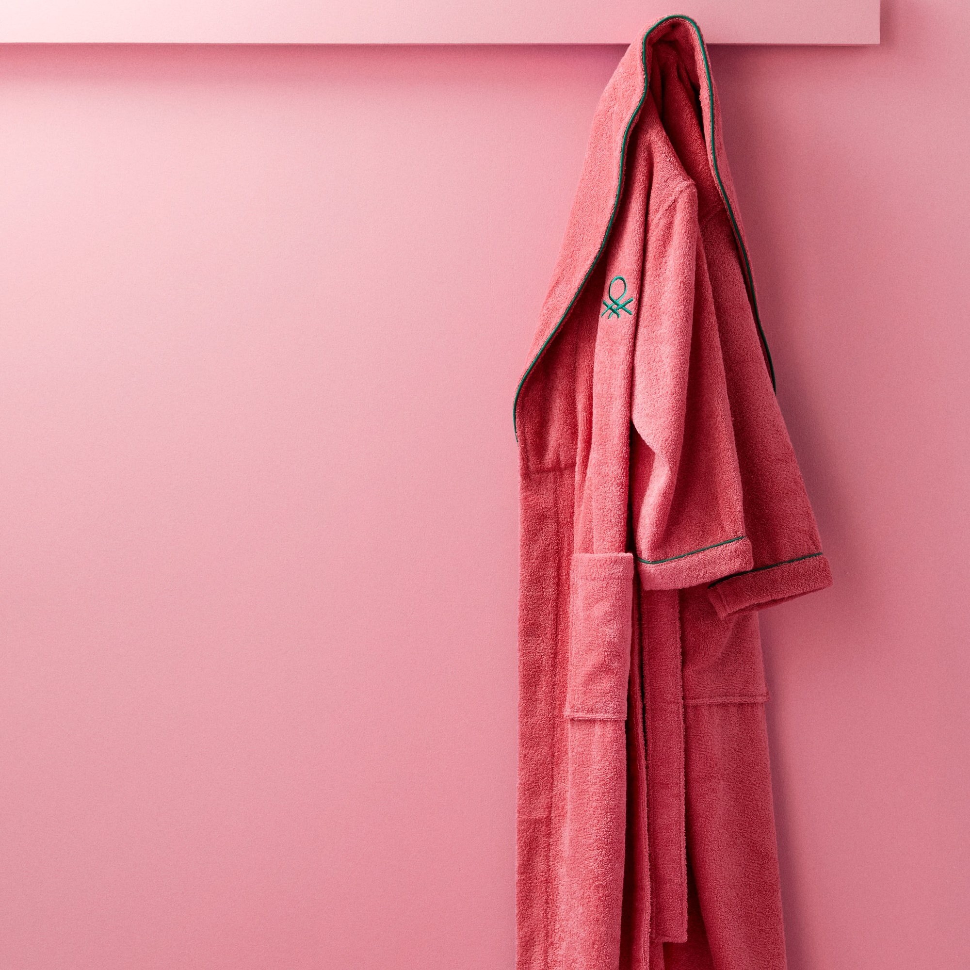 Albornoz 420gsm 100% algodon c/ logo bordado rosa core benetton
