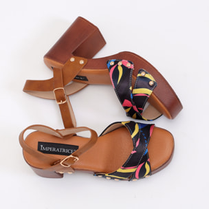 Sandali con tacco comodo e fasce in tessuto multicolore