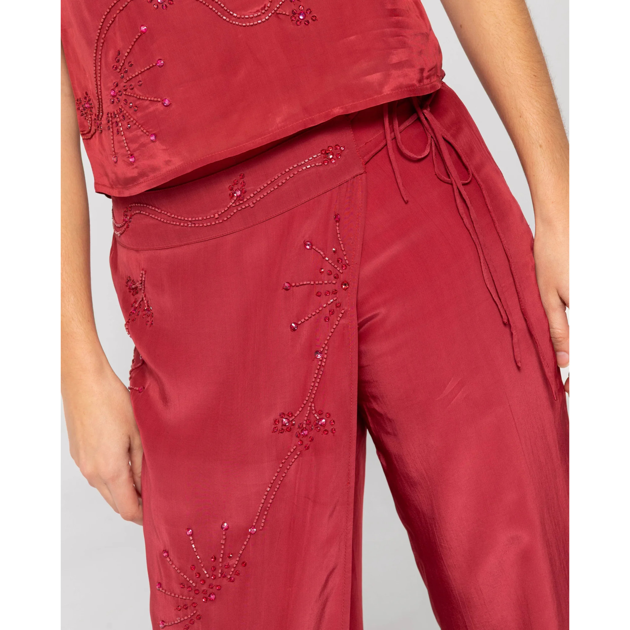 Pantalón de vestir con sobre capa bordada con abalorios de mujer