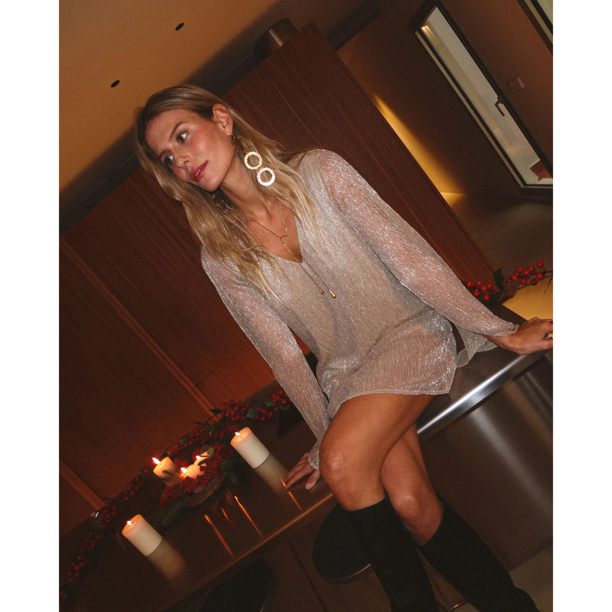 Vestido corto plisado de manga larga