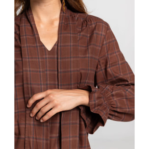 Blusa marrón con escote pico, foulard y manga larga con puño elástico