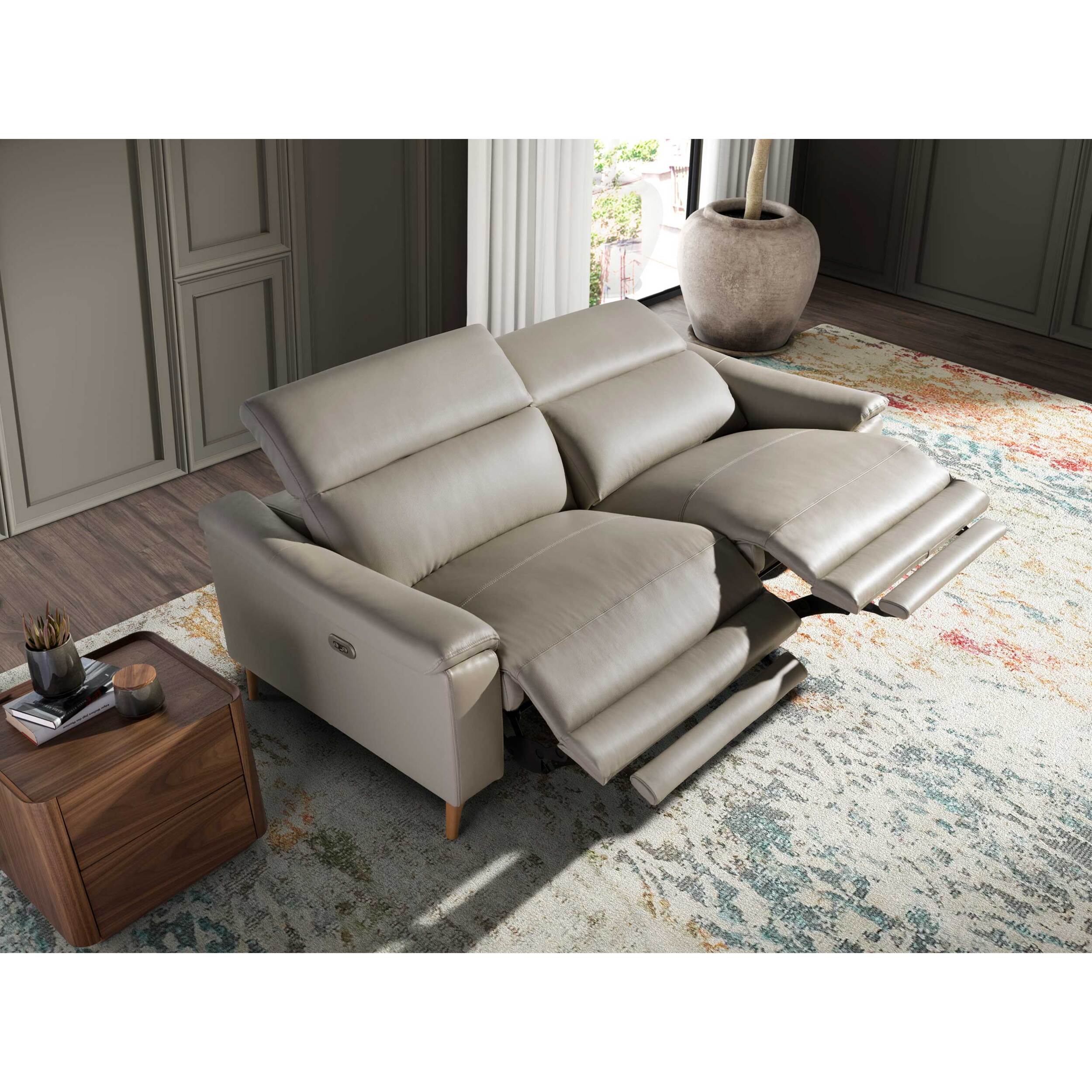 Sofá relax de 3 plazas tapizado en piel de origen vacuno en gris taupe con reposacabezas patas de madera en miel 2 sistemas de relax eléctrico 208x104x102cm