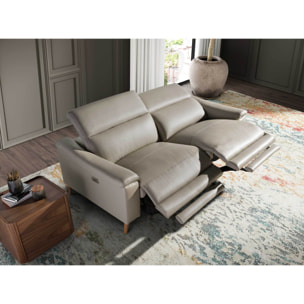 Sofá relax de 3 plazas tapizado en piel de origen vacuno en gris taupe con reposacabezas patas de madera en miel 2 sistemas de relax eléctrico 208x104x102cm