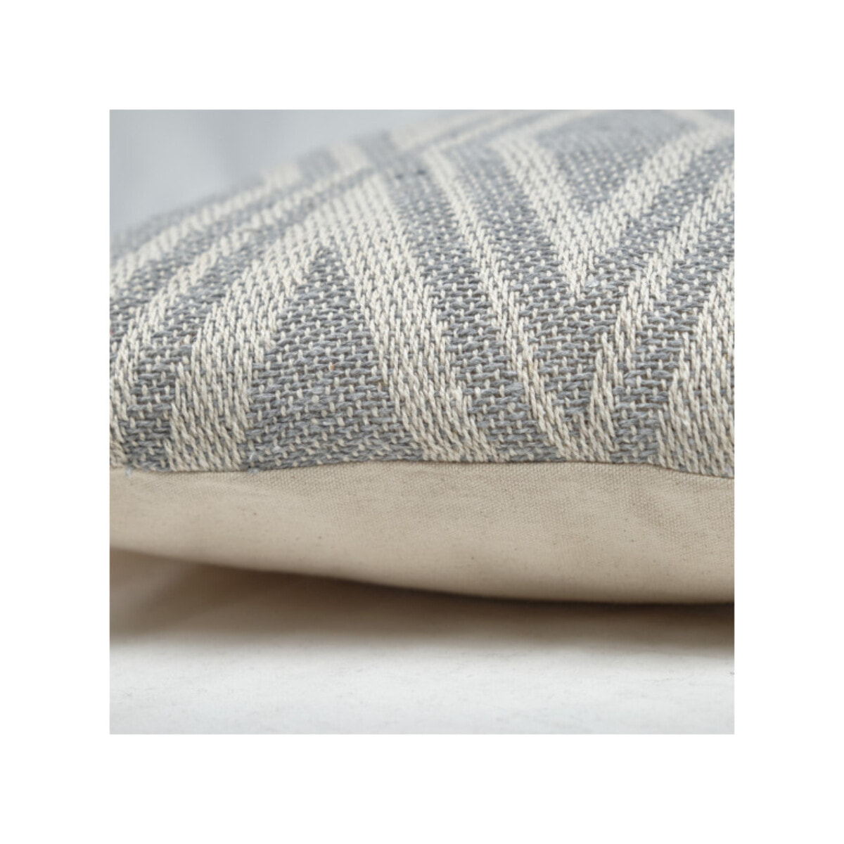Coussin en coton brodé carré 40 x 40 cm motifs losanges gris - SHINE