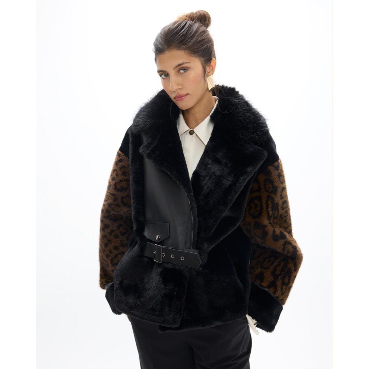 Perfetto cappotto corto di pelliccia con stampa animalier