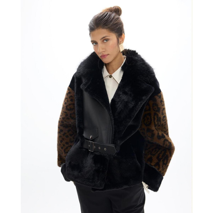 Perfetto cappotto corto di pelliccia con stampa animalier