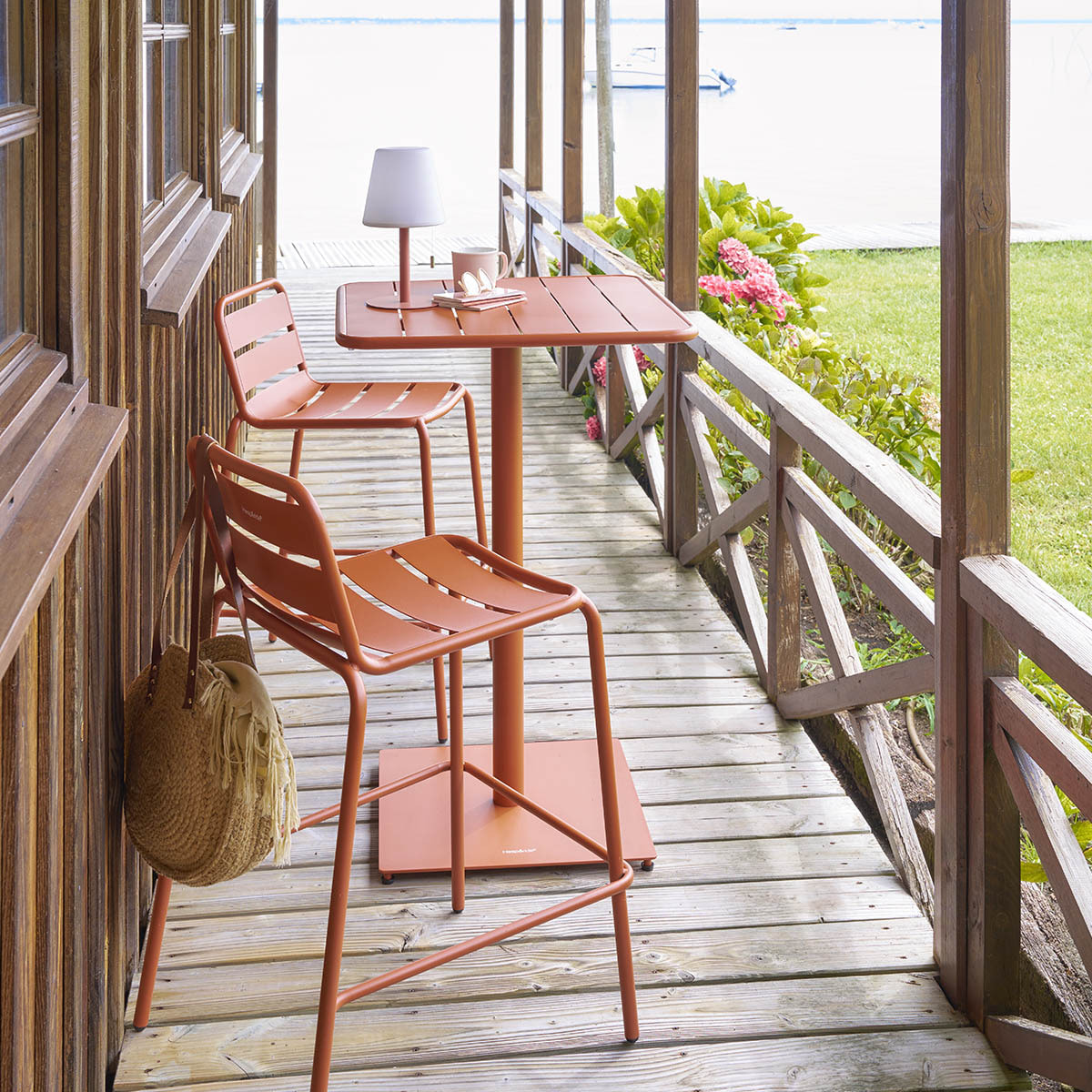 Chaise de bar empilable "Phuket" ambre en acier traité époxy
