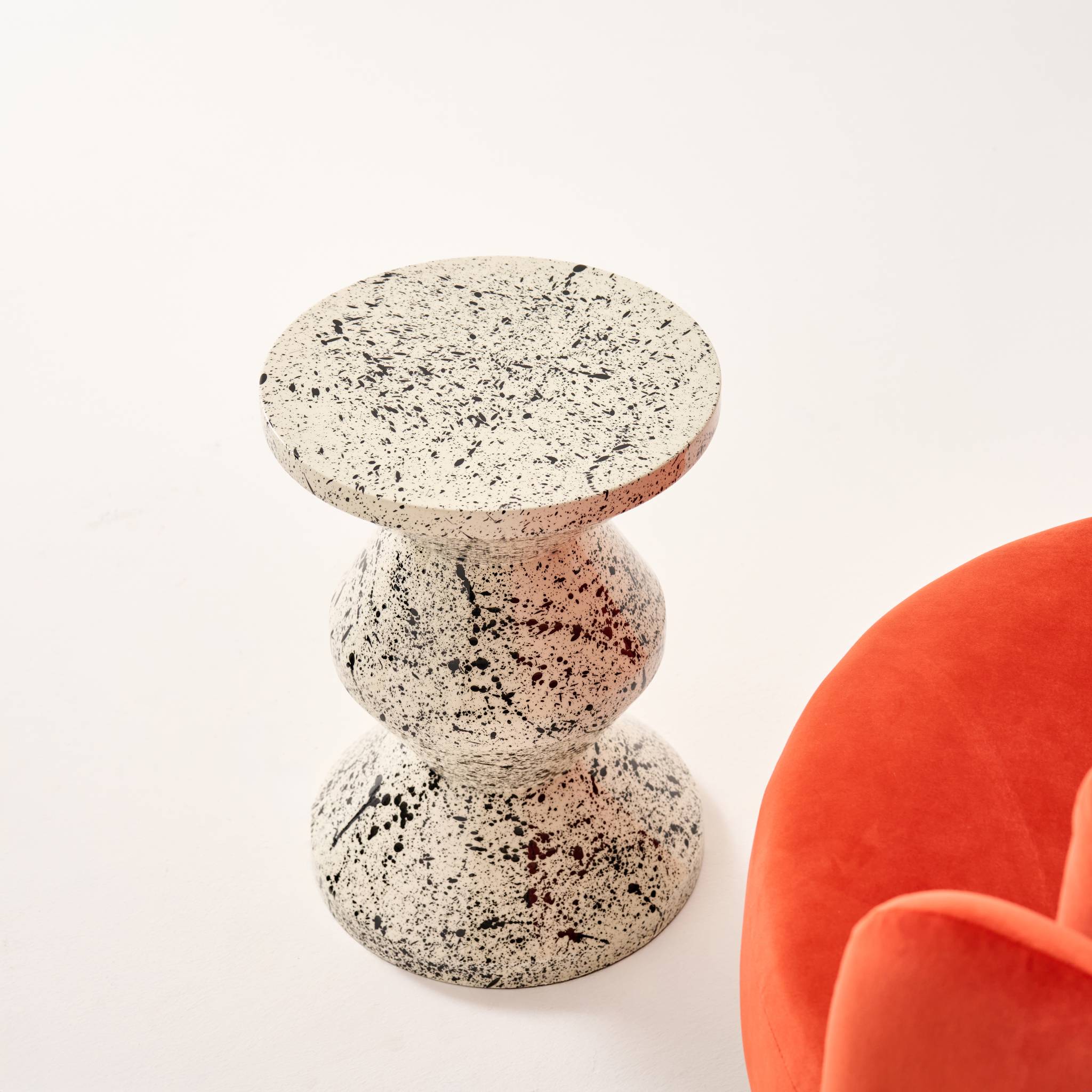 Table d'appoint. bout de canapé. table de chevet acier émaillé. motif moucheté noir Ø33 x H 47cm - Zina