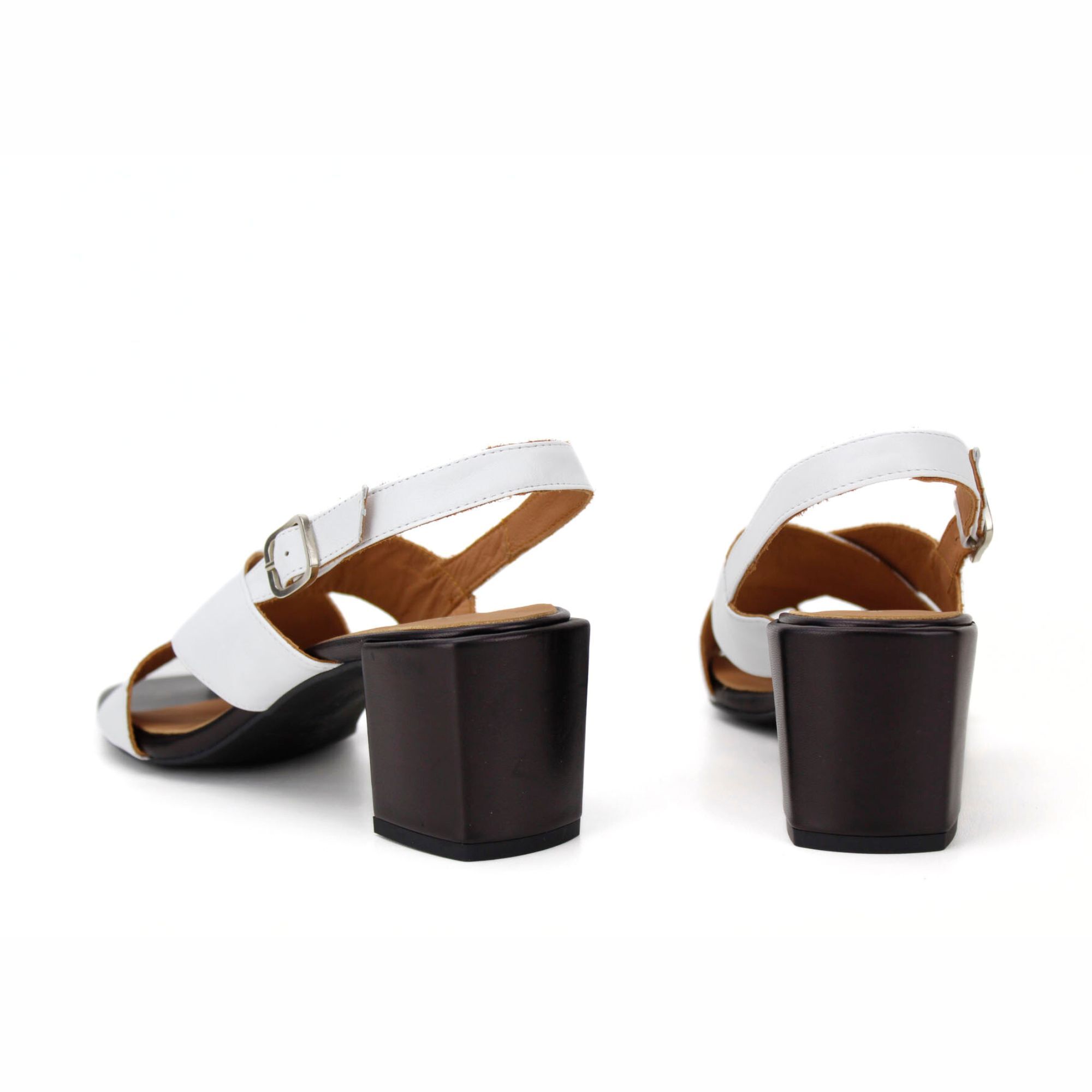 Sandalia de tiras anchas. Tacón de 6 cm