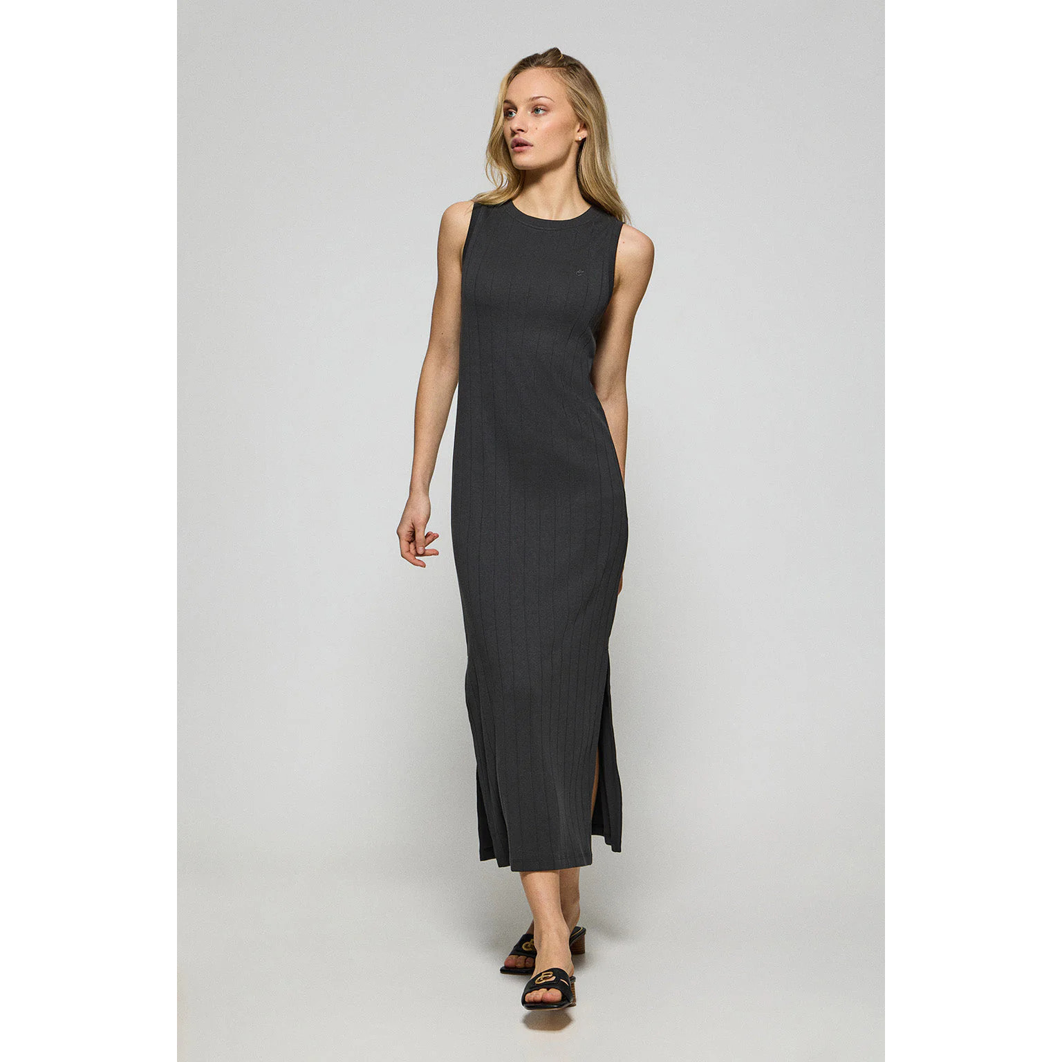 Vestito lungo nero a coste con monogramma ricamato