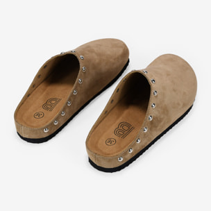 Zuecos taupe planos con tachas