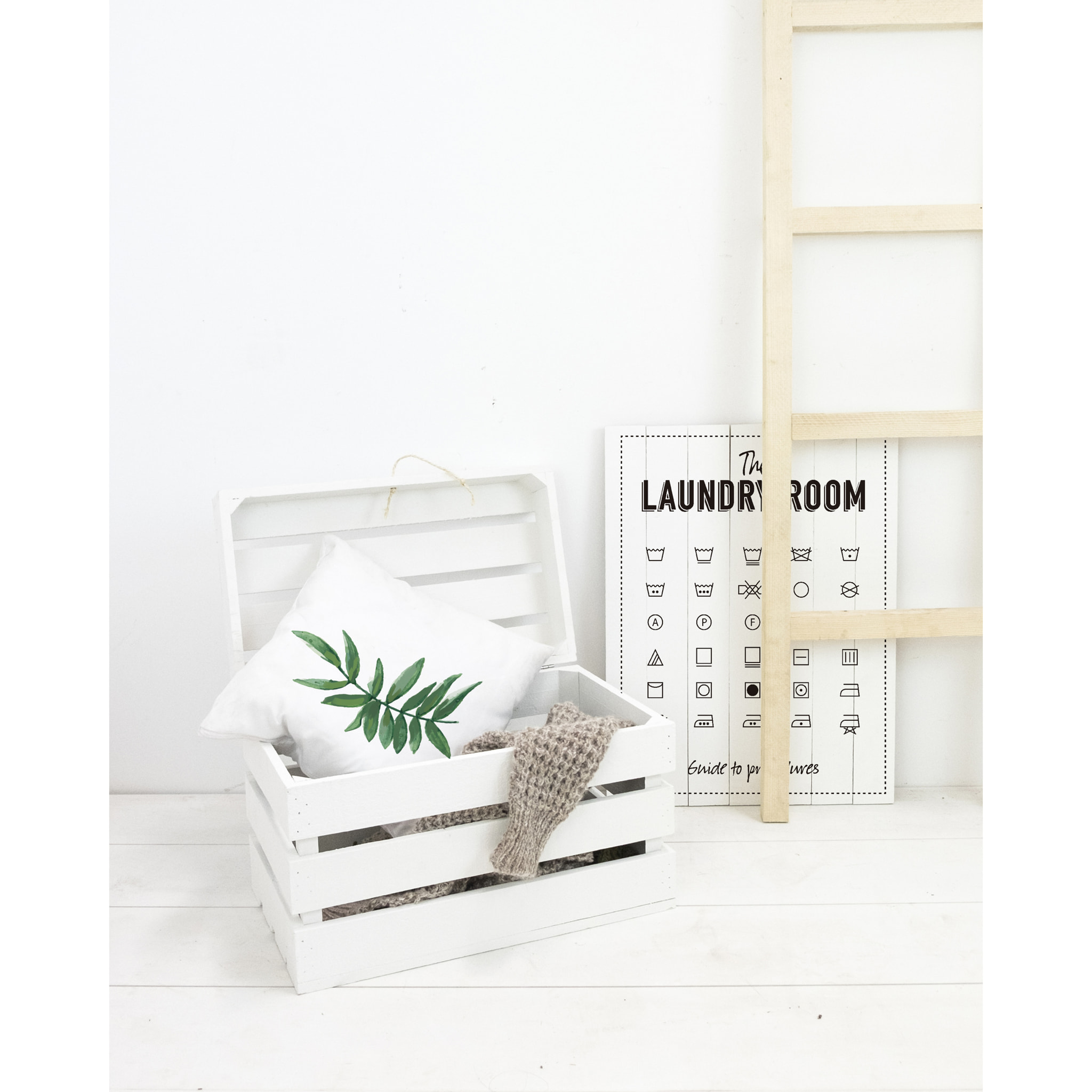 Baúl de madera maciza en tono blanco de 49x30x33cm Alto: 29.5 Largo: 49 Ancho: 33