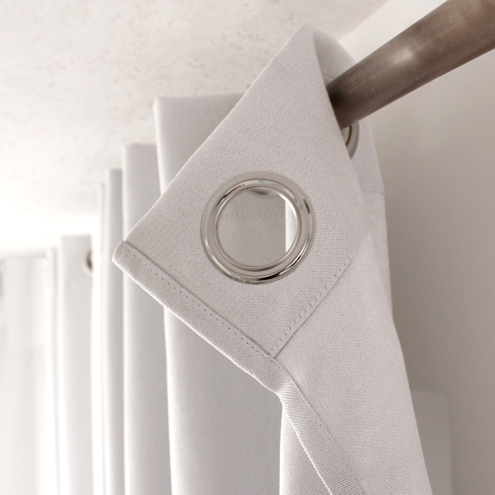 Rideau occultant uni et fileté - Blanc