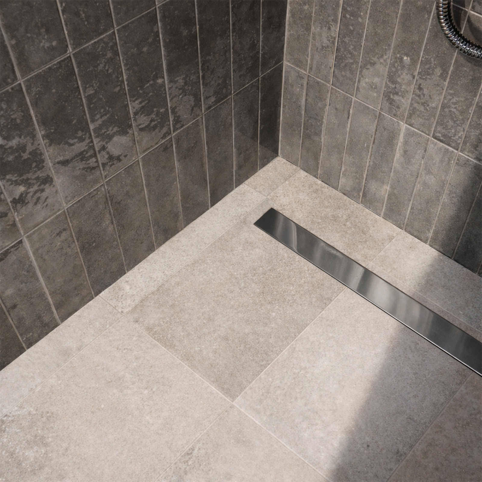Receveur de Douche à Carreler 140x80cm à Ecoulement Linéaire - Grille Chrome et Bonde