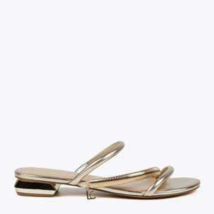 Sandali bassi fascette metallizzate e tacco dorato