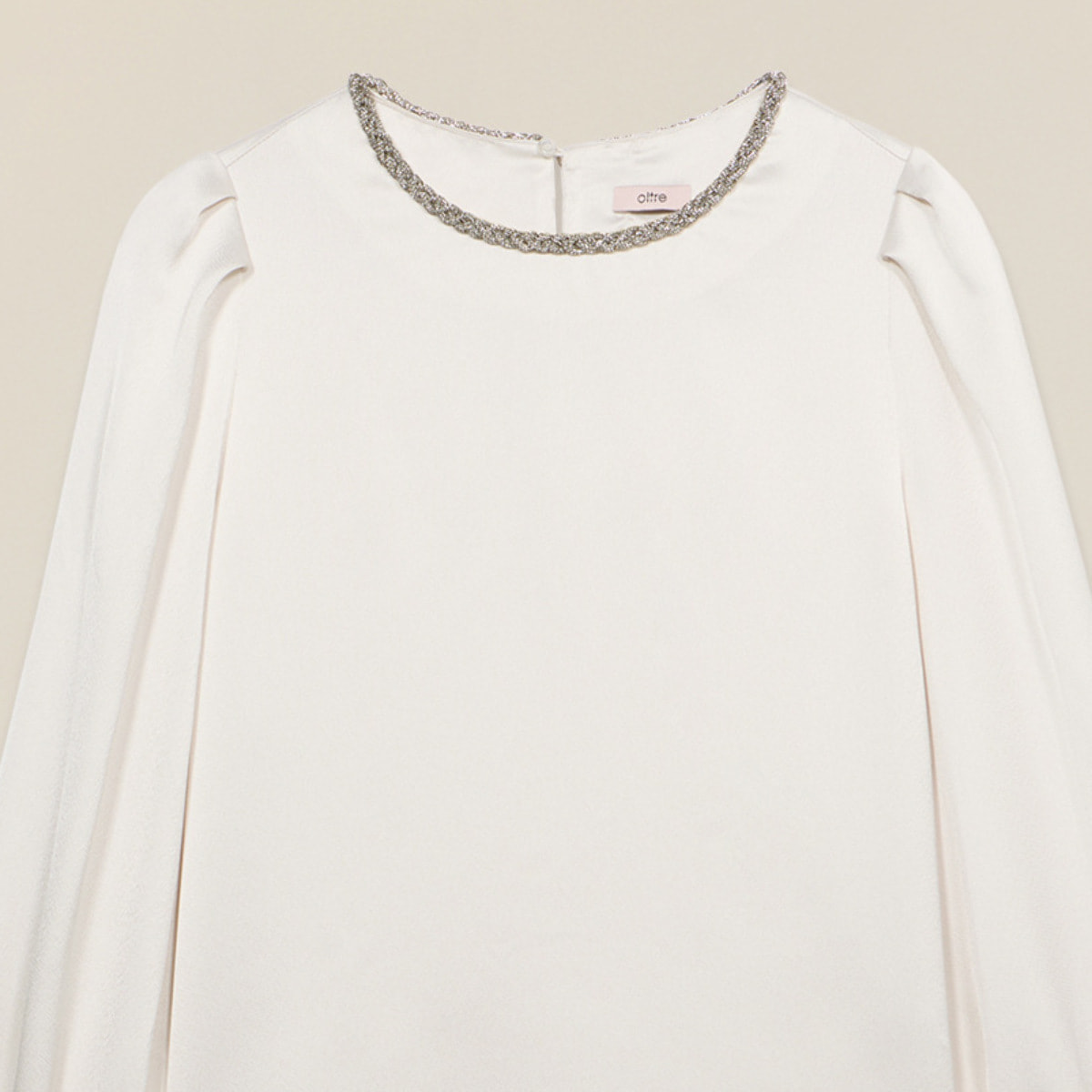 Oltre - Blusa in raso con dettaglio gioiello - Bianco