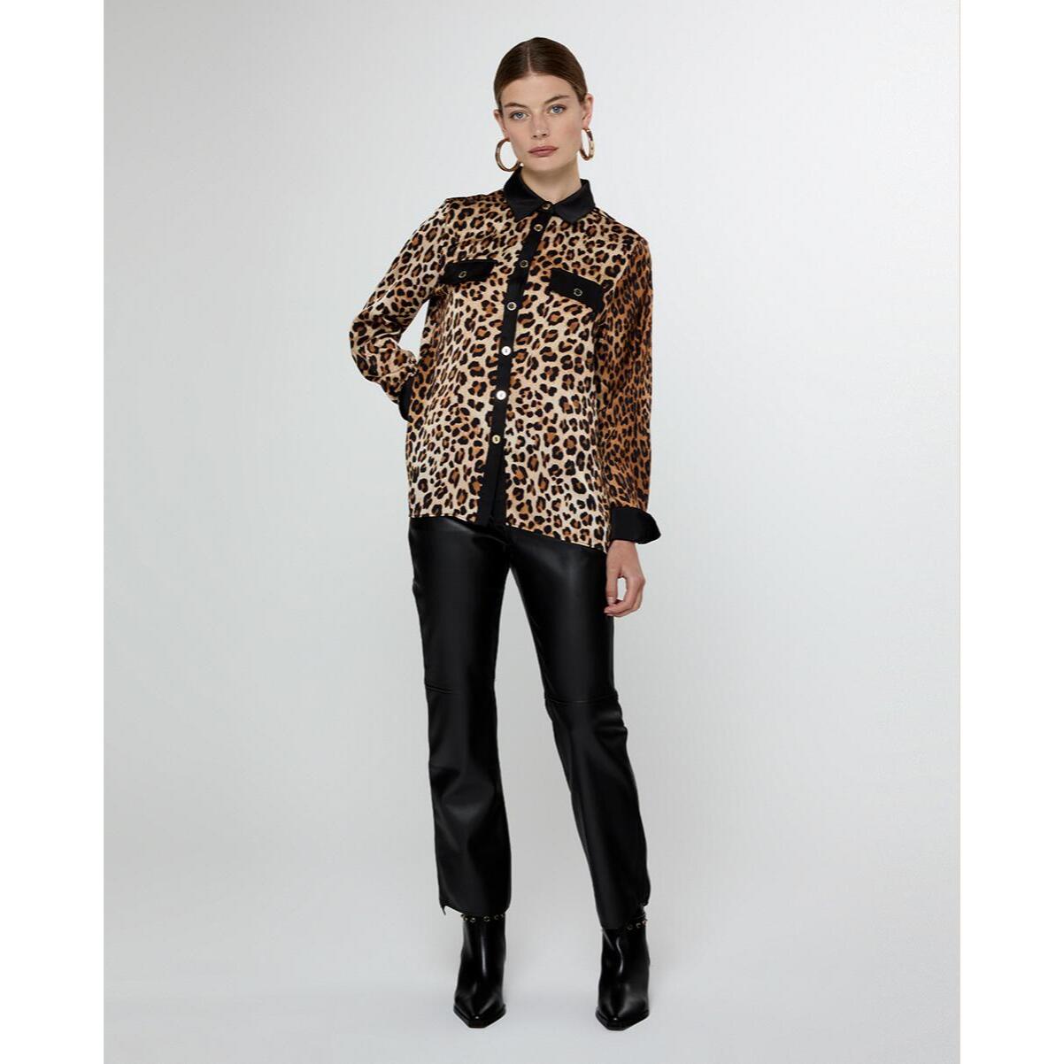 Camicia stampa animalier con colletto e pattina in contrasto