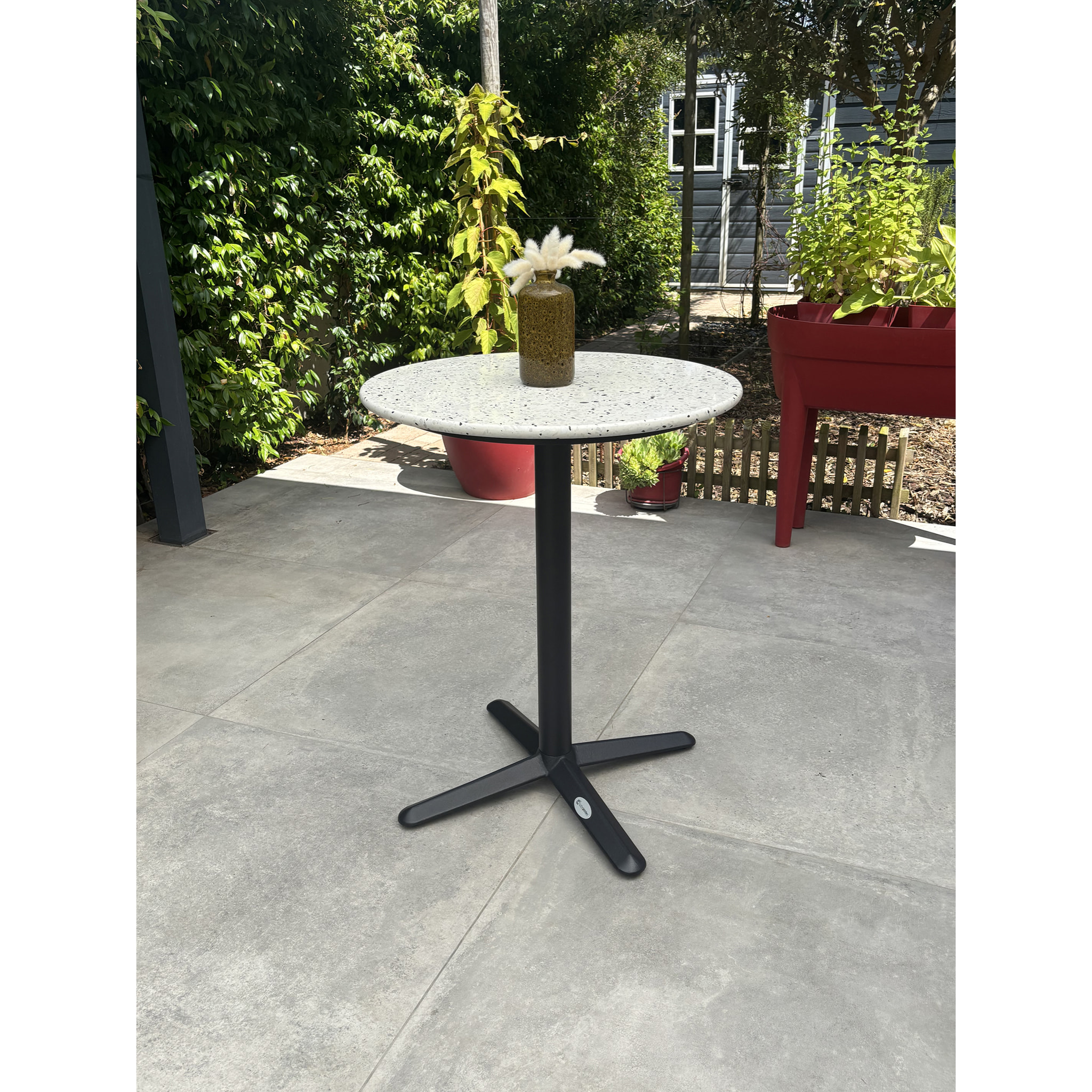 BISTRO - Table ronde de jardin en acier et plateau terrazzo