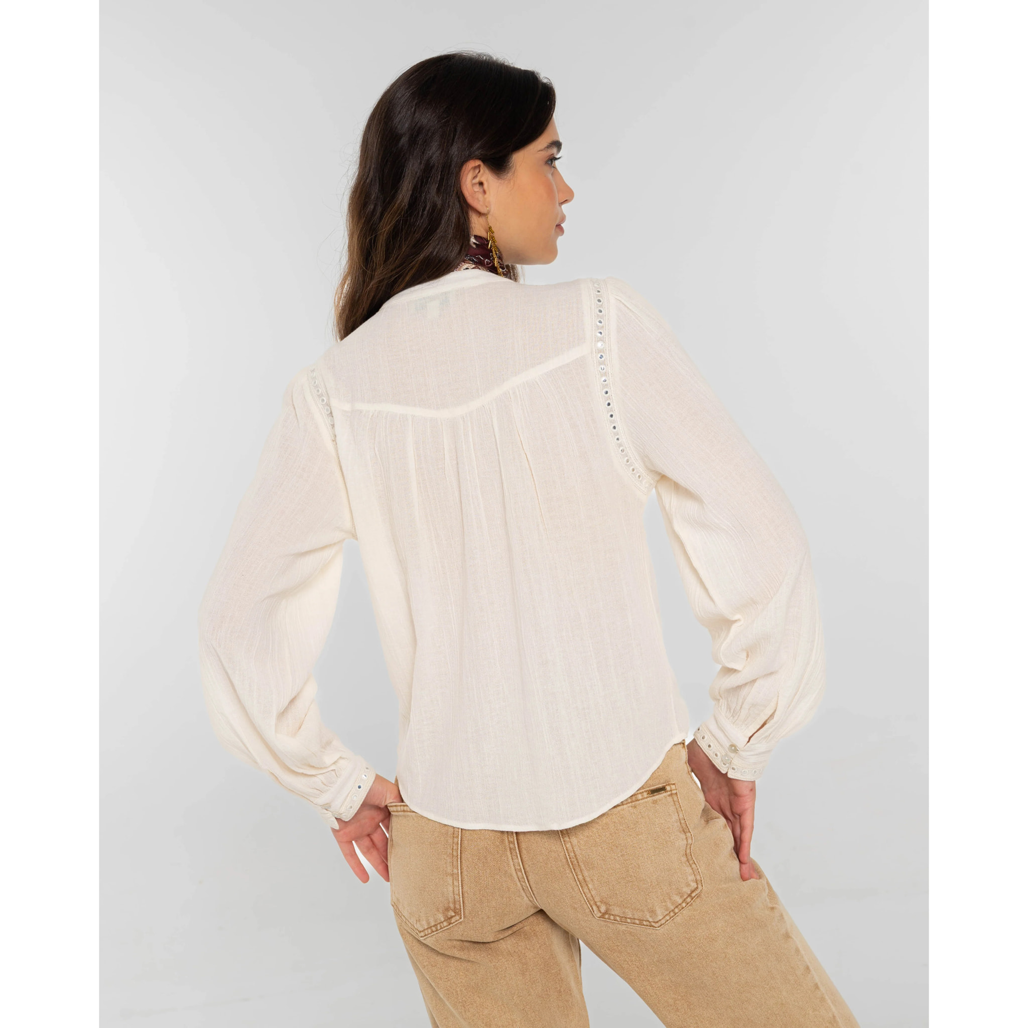 Blusa holgada con bordados