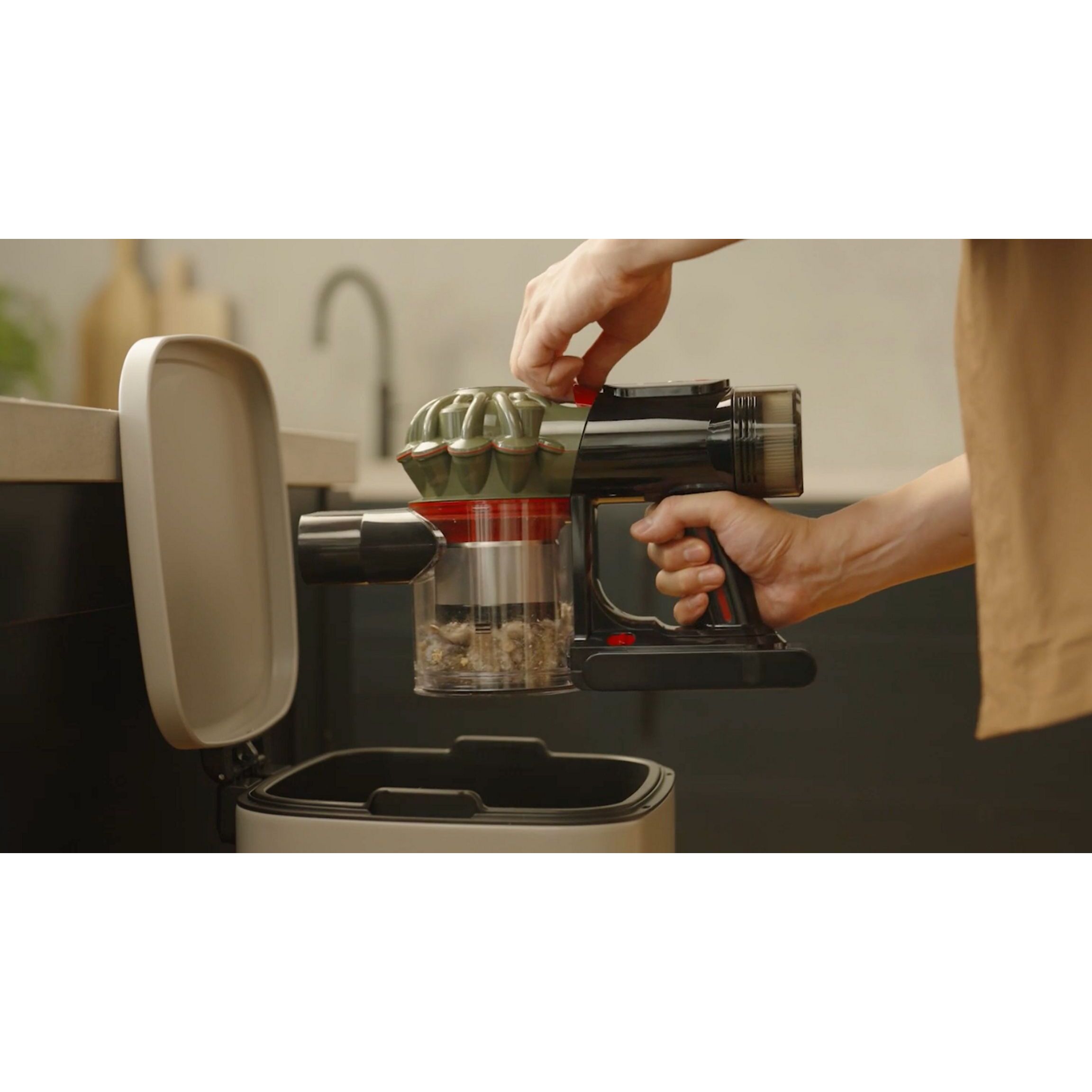 Aspirateur sans fil Dyson V8 Cyclone Fluffy + Kit de nettoyage pour meubles (Noir)