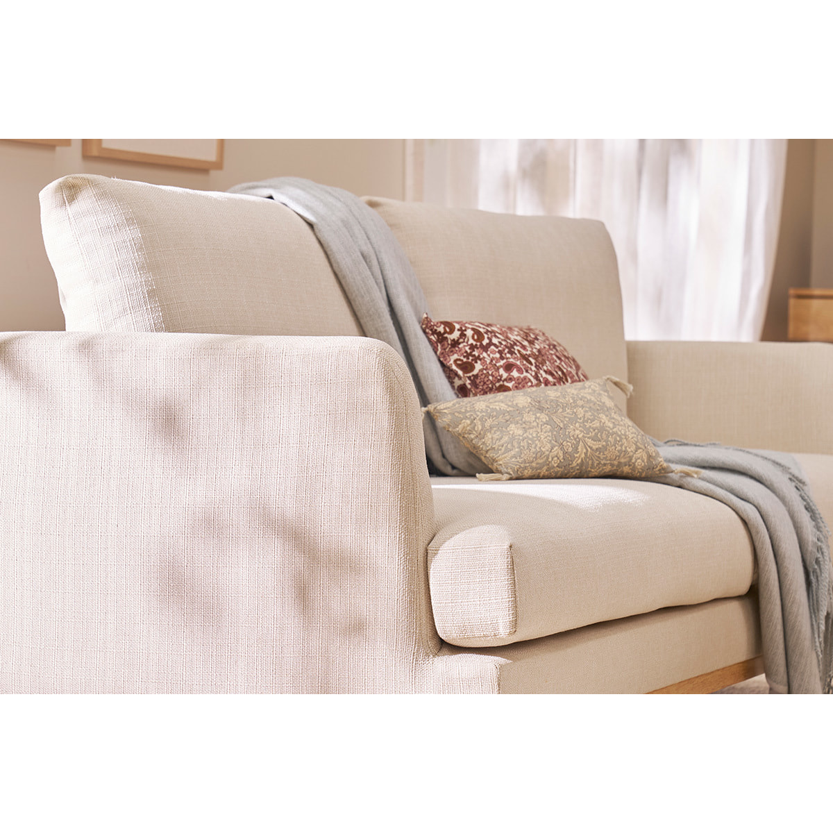 Canapé scandinave 3 places en tissu beige et bois clair HOBART