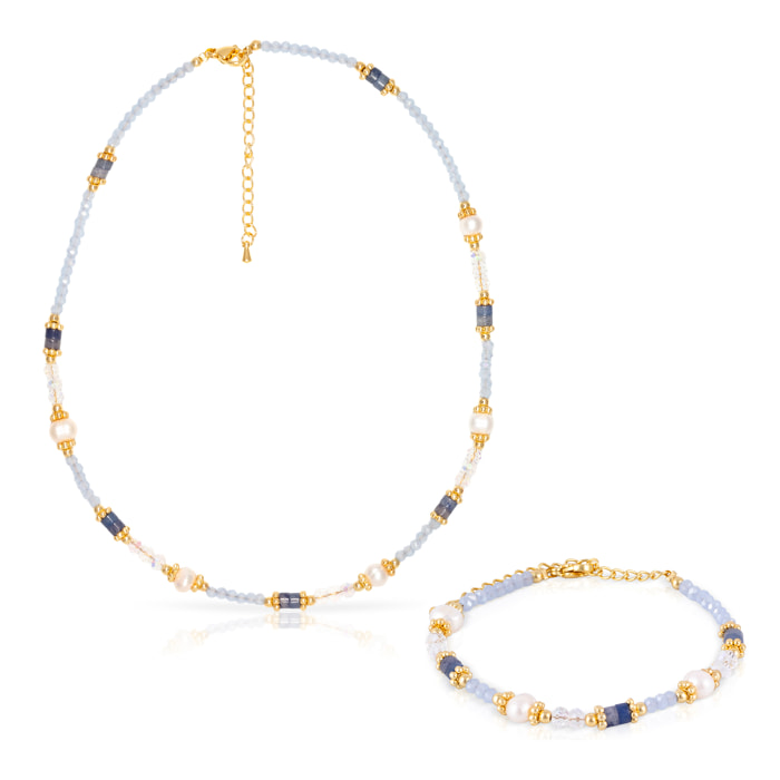 Set de pulsera y collar a juego. En lapislázuli, cristales azules y blancos con perlas naturales y cierre de mosquetón.