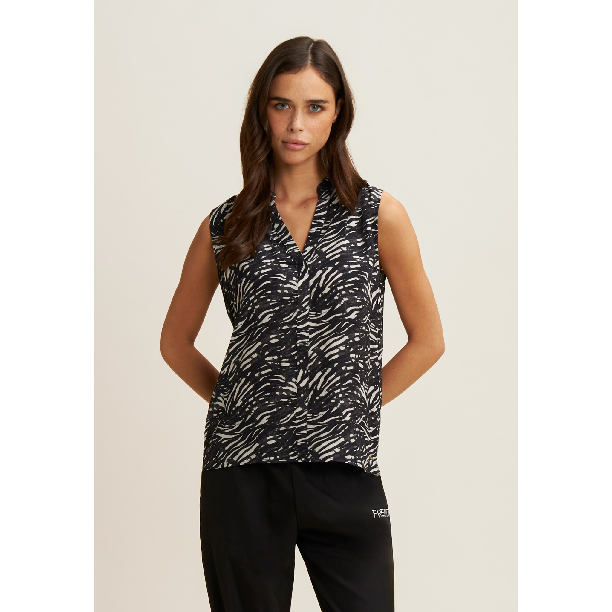 Blusa animalier in viscosa con scollo a V