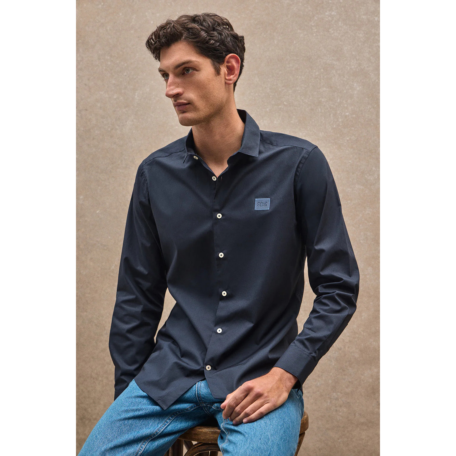 Camisa azul marino de corte slim y cuello italiano con logo Polo Club