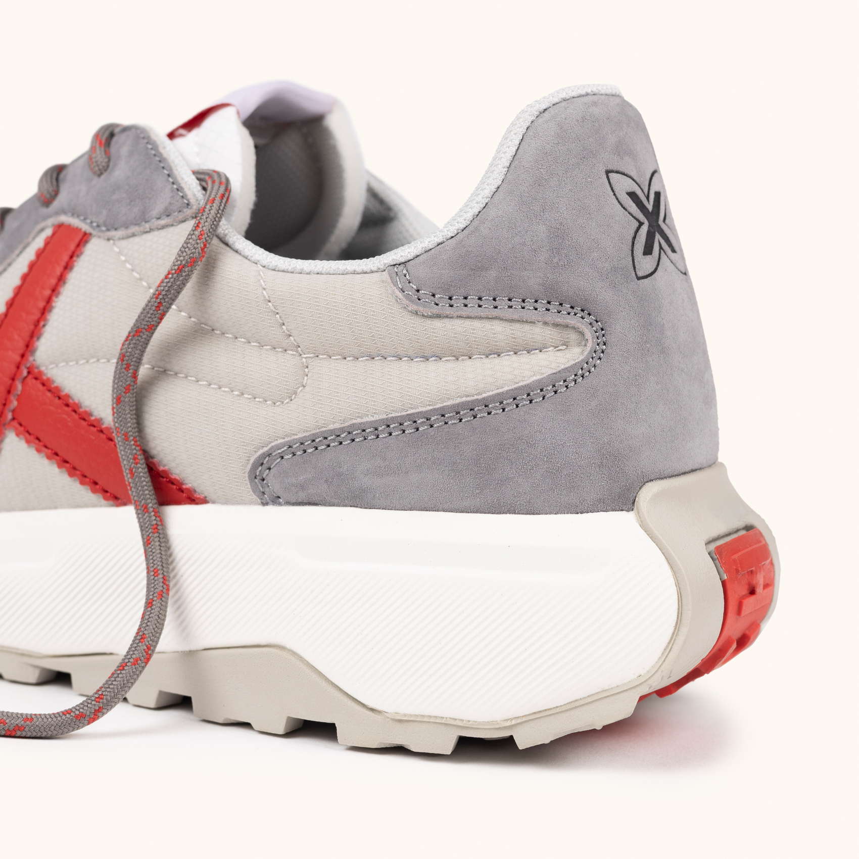 Zapatilla Urbana en Gris y Rojo con Suela de Volumen MUNICH BABEL 15