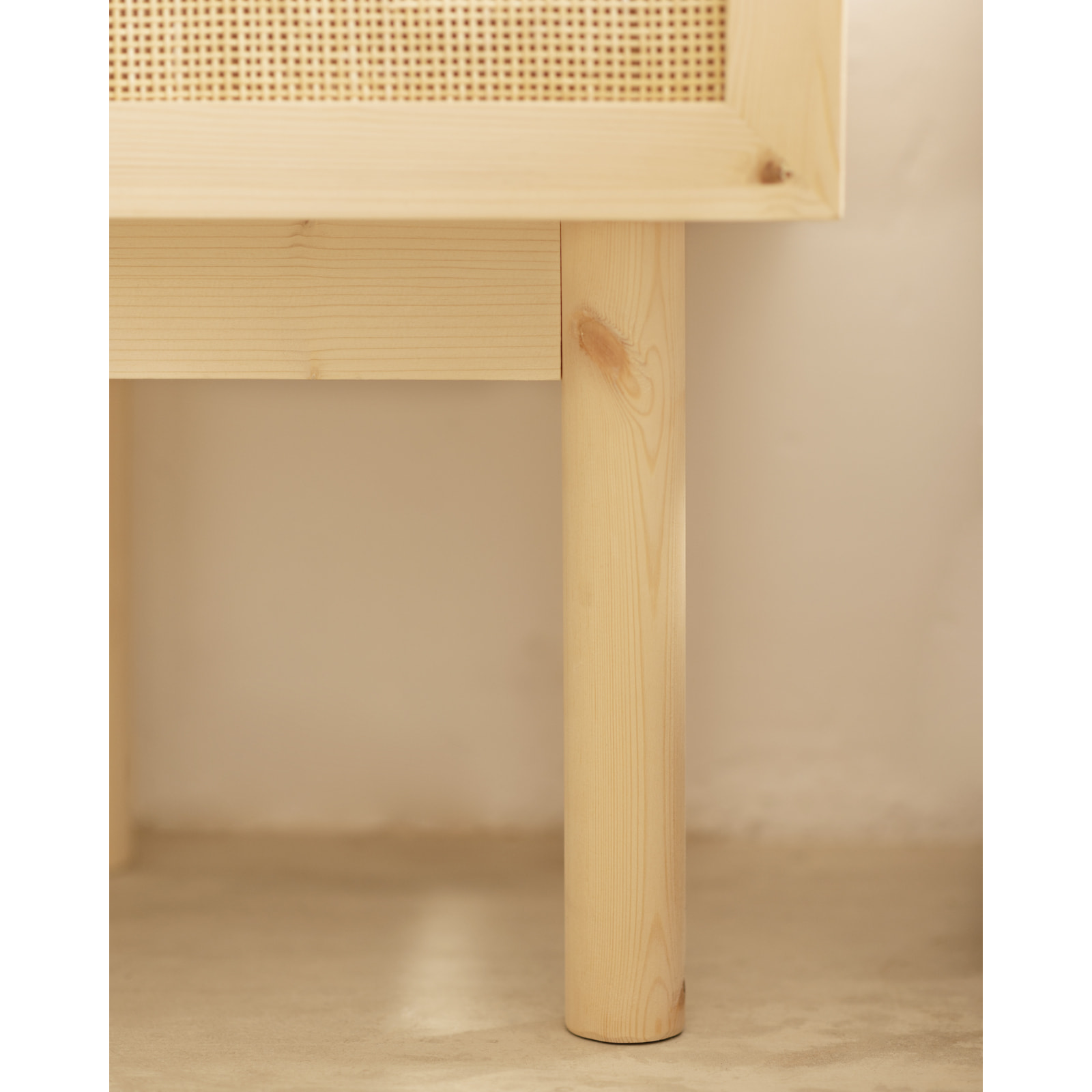 Table de chevet en bois massif et raphia avec un tiroir ton naturel 40x45cm Hauteur: 40 Longueur: 45 Largeur: 37