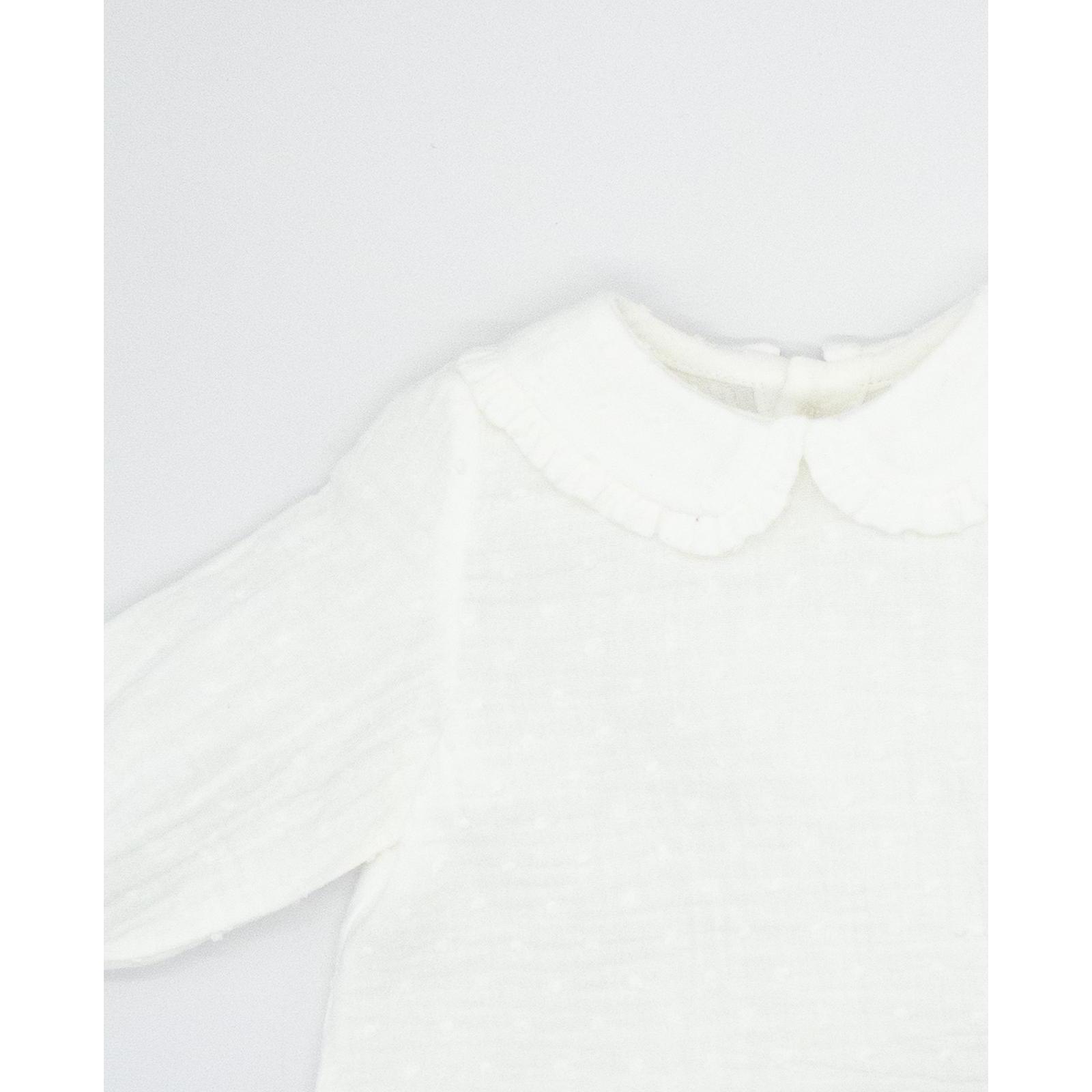 Blusa cuellos redondo con volantito blanco