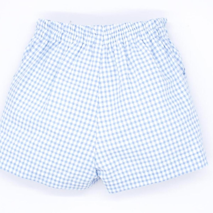 Bermuda vichy azul. Con bolsillos, botón y dibujo de la bragueta.