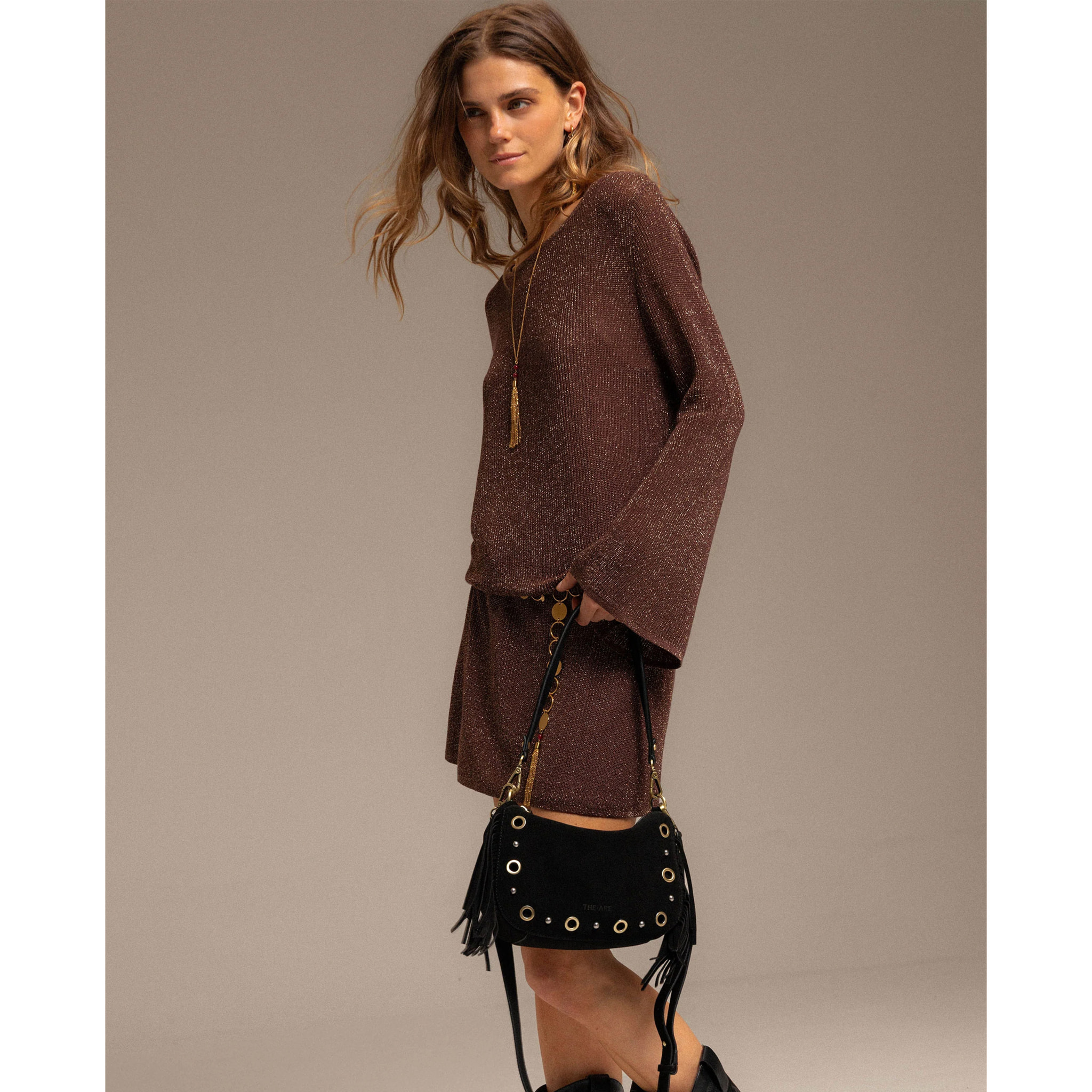 Vestido corto de punto con brillo y diseño acampanado