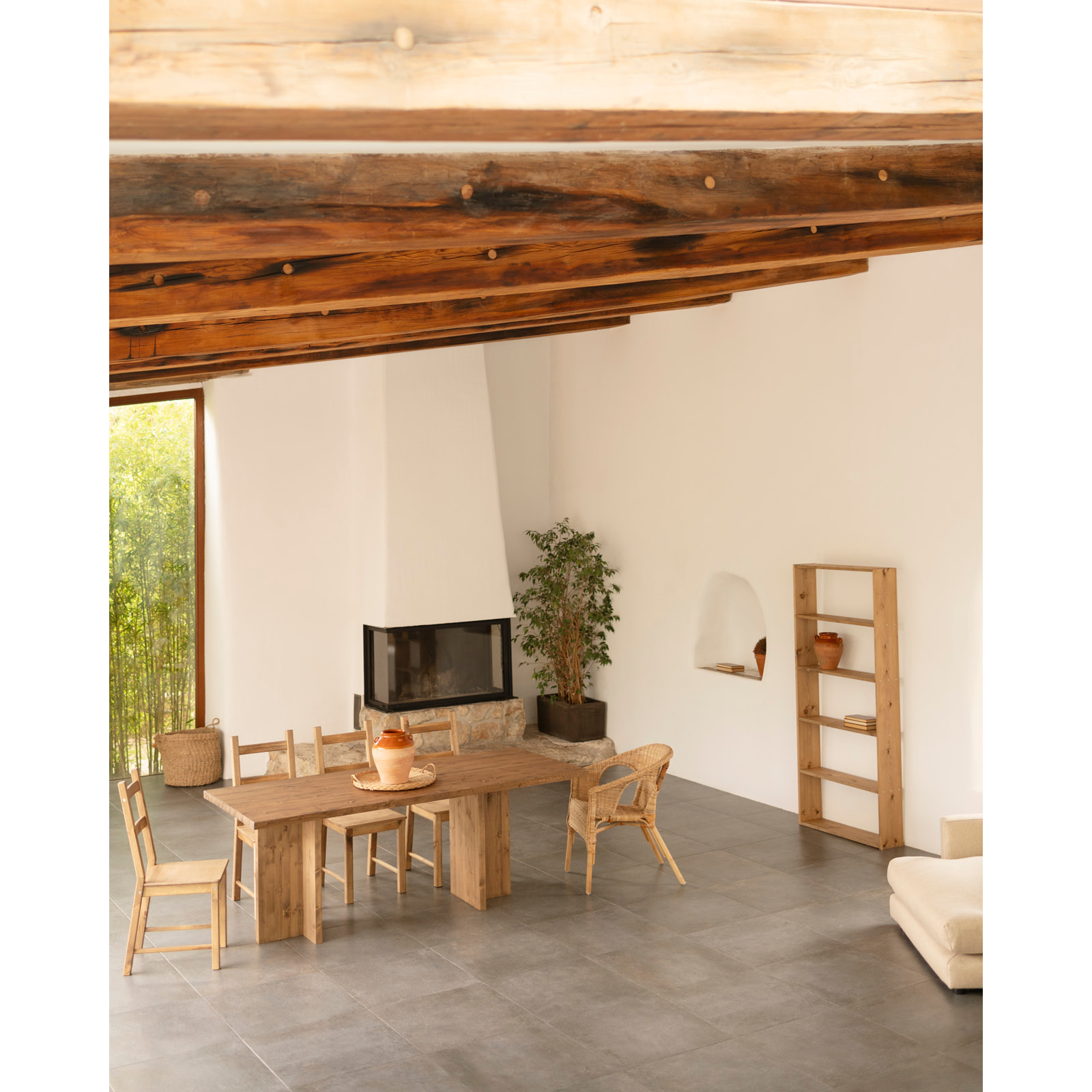 Table à manger en bois massif ton chêne foncé en différentes tailles