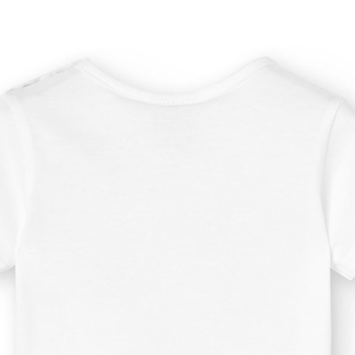 Camiseta en blanco con manga corta y dibujo frontal