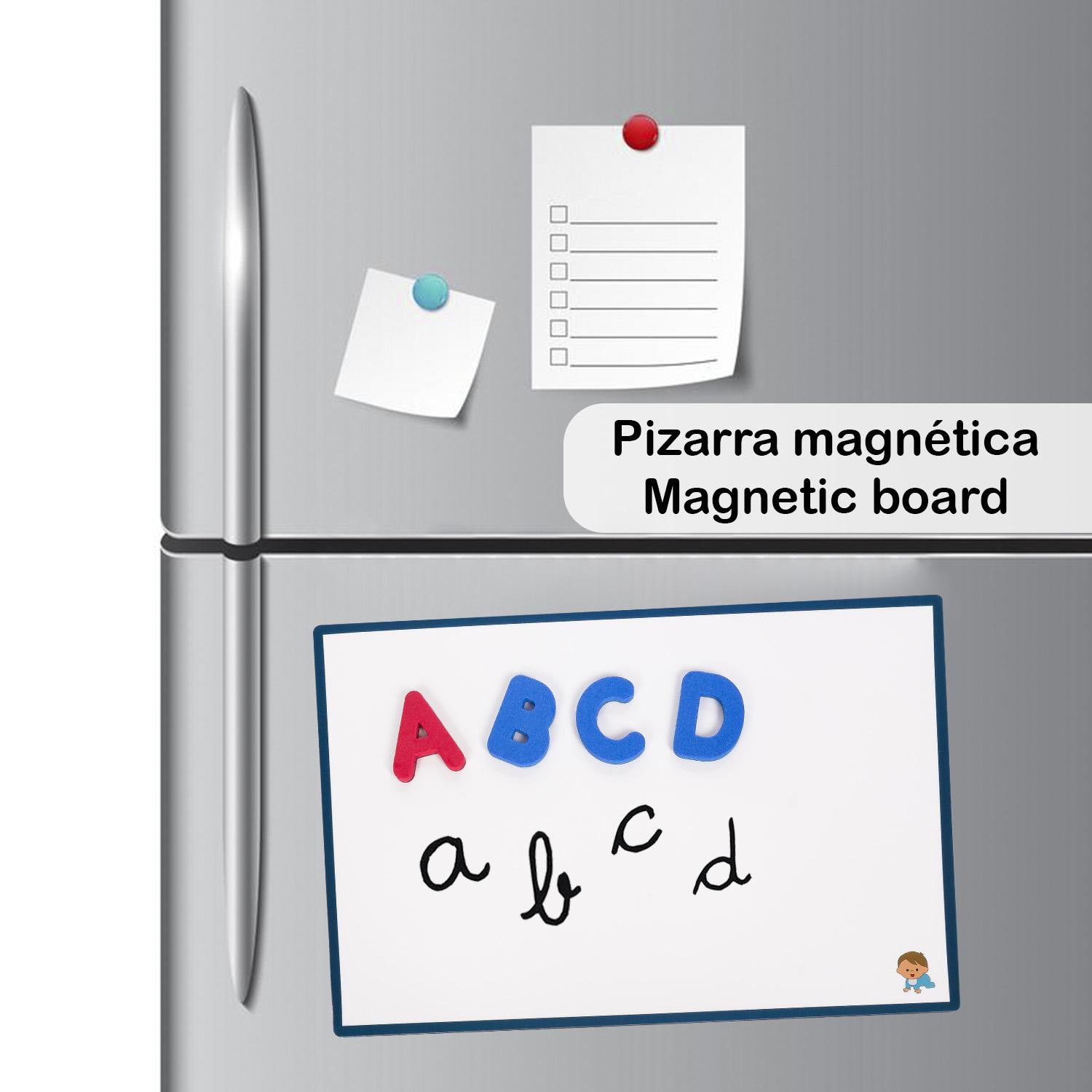 Lavagna magnetica con lettere, 2 pennarelli e gomma. Include 3 lettere minuscole 1 maiuscola per ogni lettera dell'alfabeto.