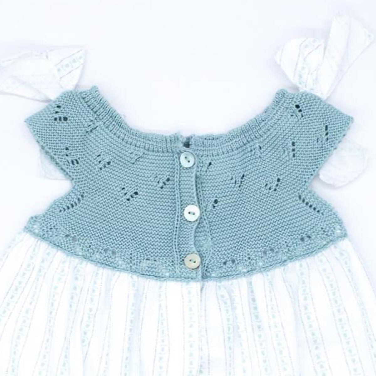 Vestido corto estampado flores y rayas, con cuerpo de punto verde y lazos en el hombro.