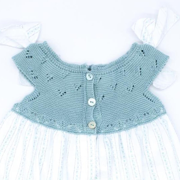 Vestido corto estampado flores y rayas, con cuerpo de punto verde y lazos en el hombro.