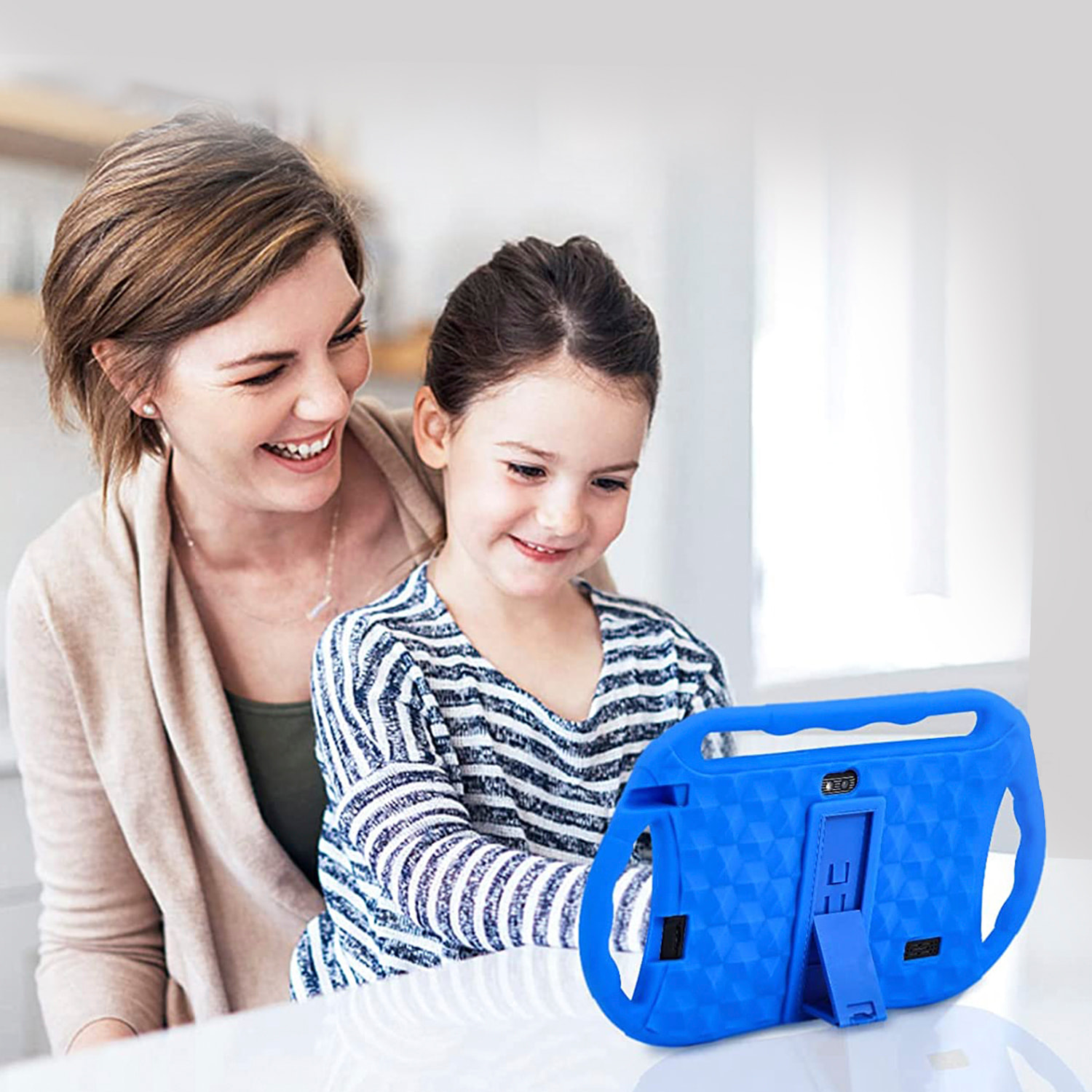 Tablet per bambini WiFi Q8. Sistema operativo Android 10 con IWAWA. Schermo 7'' 1024x600px. Allwinner A100, ARM Cortex™-A53 Quad-Core, 1,6 Ghz 1 GB di RAM + 16 GB. Doppia camera, involucro in silicone.