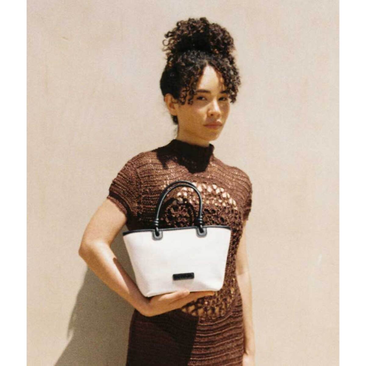 Bolso de mano canvas beige con cremallera