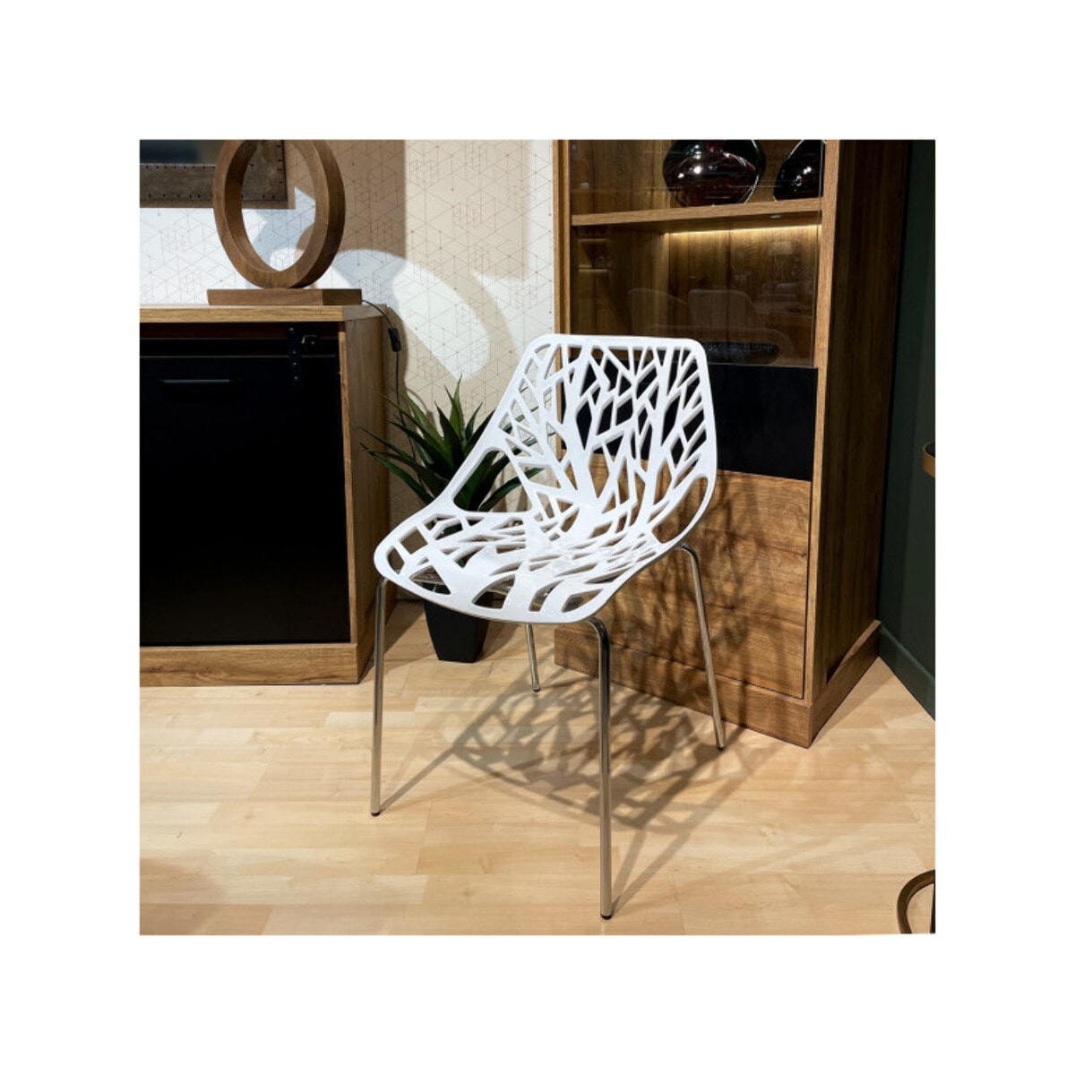 Chaise ajourée et empilable avec pieds métal chromé - QUEEN 3